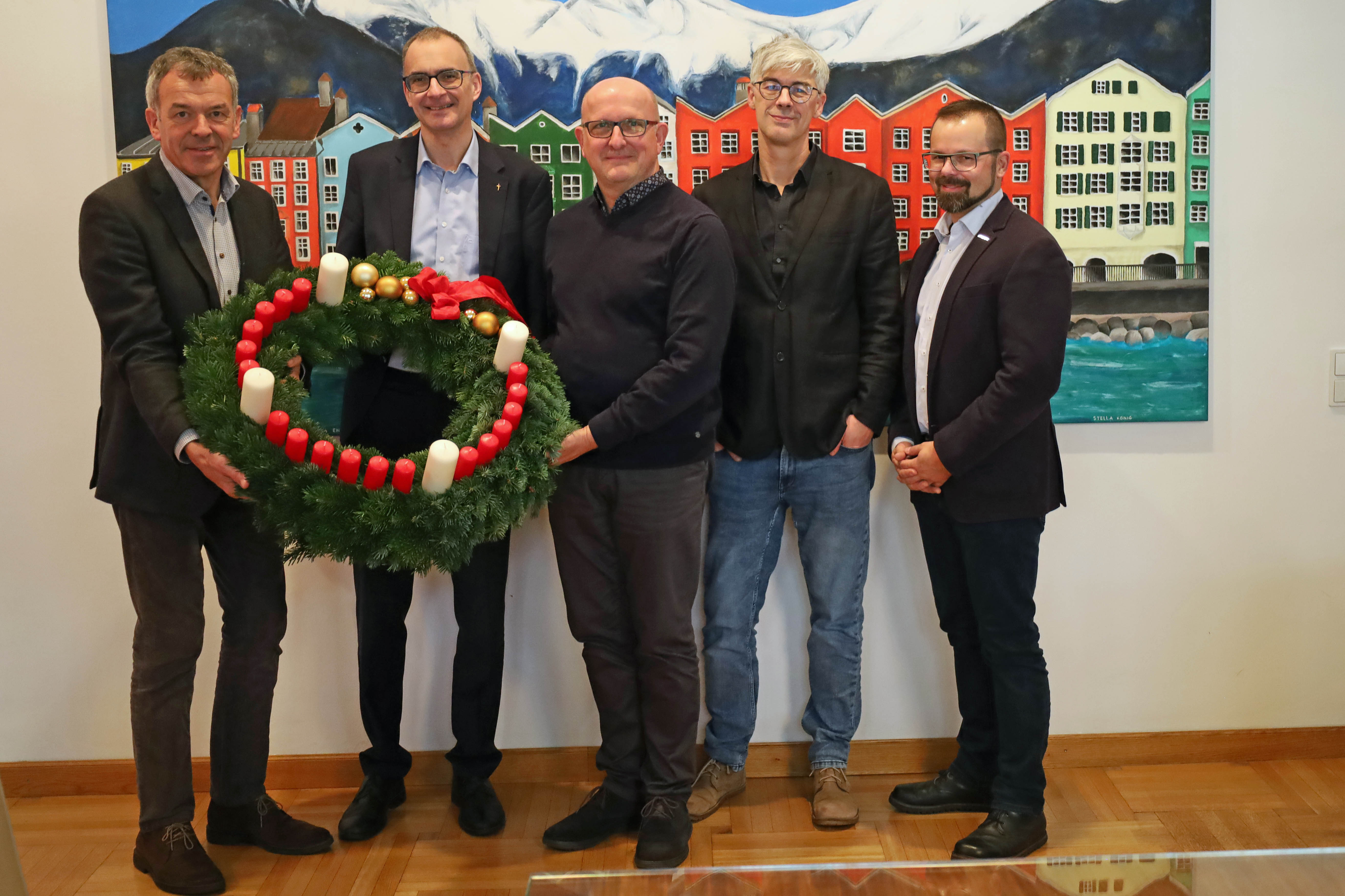 Innsbrucks Bürgermeister Georg Willi (3.v.r.) freut sich mit Stefan Gartlacher (Diakonischer Verein Tirol, StudentInnenwohnheim Saggen), Stephan Mader (Bereichsleitung, Prokurist Diakoniewerk Tirol), Franz Bittersam (Geschäftsführer Johanniter Tirol), Olivier Dantine (Superintendent) und Michael Kerber (Flüchtlingshilfe) über die Adventkränze vor dem Haus der Musik und im Stadtsenat-Sitzungszimmer im Innsbrucker Rathaus. Die Adventkränze sind Geschenke des Diakoniewerks und nach dem Vorbild des originalen Adventkranzes des evangelischen Theologen Johann Hinrich Wichern (1808 - 1881) gestaltet. Dieser verteilte den Adventkranz erstmals 1839 in Hamburg - mit jeweils einer Kerze für jeden Tag des Advents.