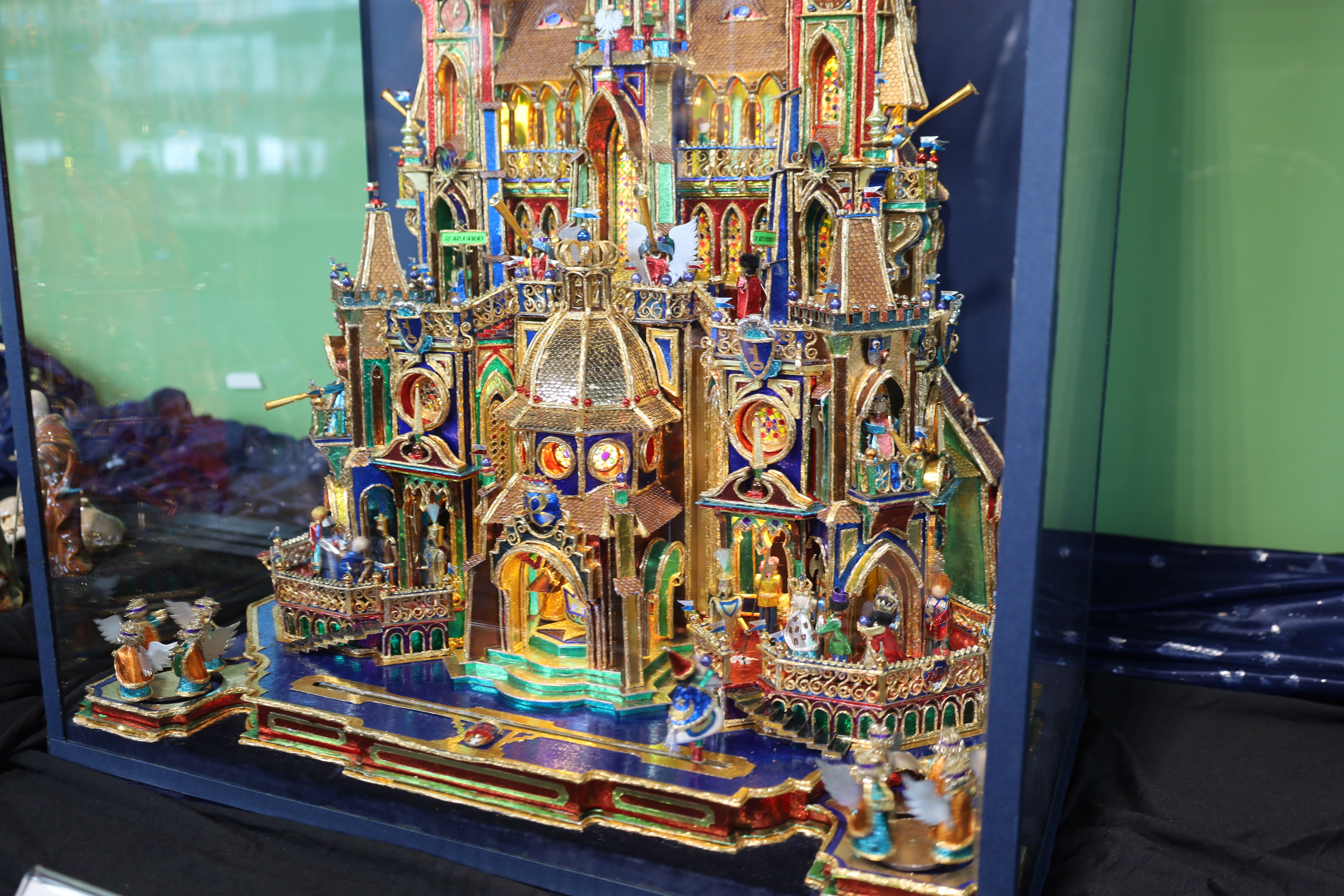 Eine Weihnachtskrippe aus Innsbrucks Partnerstadt Krakau ist aktuell Teil einer Ausstellung am Hauptbahnhof, die Alt-Vizebgm. Eugen Sprenger (Honorarkonsul der Republik Polen in Tirol) mit Gattin Maryla und Alt-Bgm. Herwig van Staa am 21. Dezember besichtigten. 
Innsbrucks Städtepartnerschaft mit der Universitätsstadt Krakau wurde vor 25 Jahren, im Jahr 1998, geschlossen und seither durch verschiedene Schulpartnerschaften, Austauschprogramme und Teilnahmen an Märkten und Veranstaltungen vertieft. Die prächtige Krippe aus Krakau stammt vom polnischen Krippenbaumeister Maciej Moszew und ist noch bis 2. Feber 2024 zu sehen.