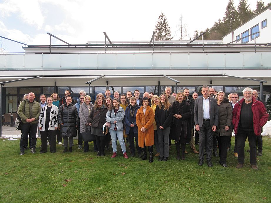 Am 23. Jänner 2024 traf sich der AK Josefkreis im AK Bildungshaus Seehof auf der Hungerburg. In diesem von Stadtrat a. D. Dr. Lothar Müller und Christian Lezuo, BA von der Arbeiterkammer Tirol geleiteten Gremium kommen viele namhafte SystempartnerInnen aus den Bereichen Soziales, Pflege, Integration und Inklusion sowie VertreterInnen des öffentlichen Sektors mehrmals pro Jahr zusammen. Besondere Schwerpunkte sind dabei immer die Armutsprävention und das Thema Wohnen. In seiner Funktion als Ressortführender Soziales nahm auch Bürgermeister Georg Willi an der Veranstaltung teil. 

Nach der offiziellen Begrüßung durch die Vizepräsidentin der AK Tirol, Verena Steinlechner-Graziadei, dankte Bürgermeister Georg Willi allen anwesenden VertreterInnen für ihre professionelle Arbeit. Dabei betonte er: „Die Stadt Innsbruck unterstützt die von der AK Tirol vorgelegte Parlamentarische Bürgerinitiative zur Einbeziehung des Sozialstaatsprinzips in die österreichische Bundesverfassung. Die Gleichheit aller Menschen und die aufrichtige Bekämpfung von Armut und Wohnungslosigkeit sowie die Umsetzung der Ziele der UN-Behindertenkonvention sind uns besonders wichtig.“ Zusätzlich gab der Bürgermeister, der vom städtischen Amt Wohnungsservice und der Sozialplanung - Sozialkoordination begleitet wurde, einen Überblick über die in Aussicht genommenen Maßnahmen der Stadt Innsbruck: „Bereits seit Frühjahr 2023 sind sowohl der Sozialplan 2030 als auch der Sozialroutenplan auf der städtischen Homepage bzw. im geoHub online verfügbar. Im Haus an der Sill wird in Kürze eine neue ISD Sozialkontaktstelle in Betrieb gehen, die magistratsinternen Vorarbeiten zur Einführung einer FAIRCARD stehen unmittelbar vor ihrem Abschluss und die städtische Teuerungsberatung im Bürgerservice wird von der Bevölkerung sehr gut angenommen.“ Abschließend hielt Bürgermeister Georg Willi fest: „Zudem haben wir in einem breit angelegten und konstruktiven Prozess einen gelungenen Vorschlag zur Reform der Vormerk- und Vergaberichtlinien für städtische Wohnungen erarbeitet. Dieser liegt nun dem Gemeinderat vor. Ich hoffe und werde Alles dafür tun, dass wir diese notwendige systemische Neuaufstellung auch beschließen und in Umsetzung bringen können.“