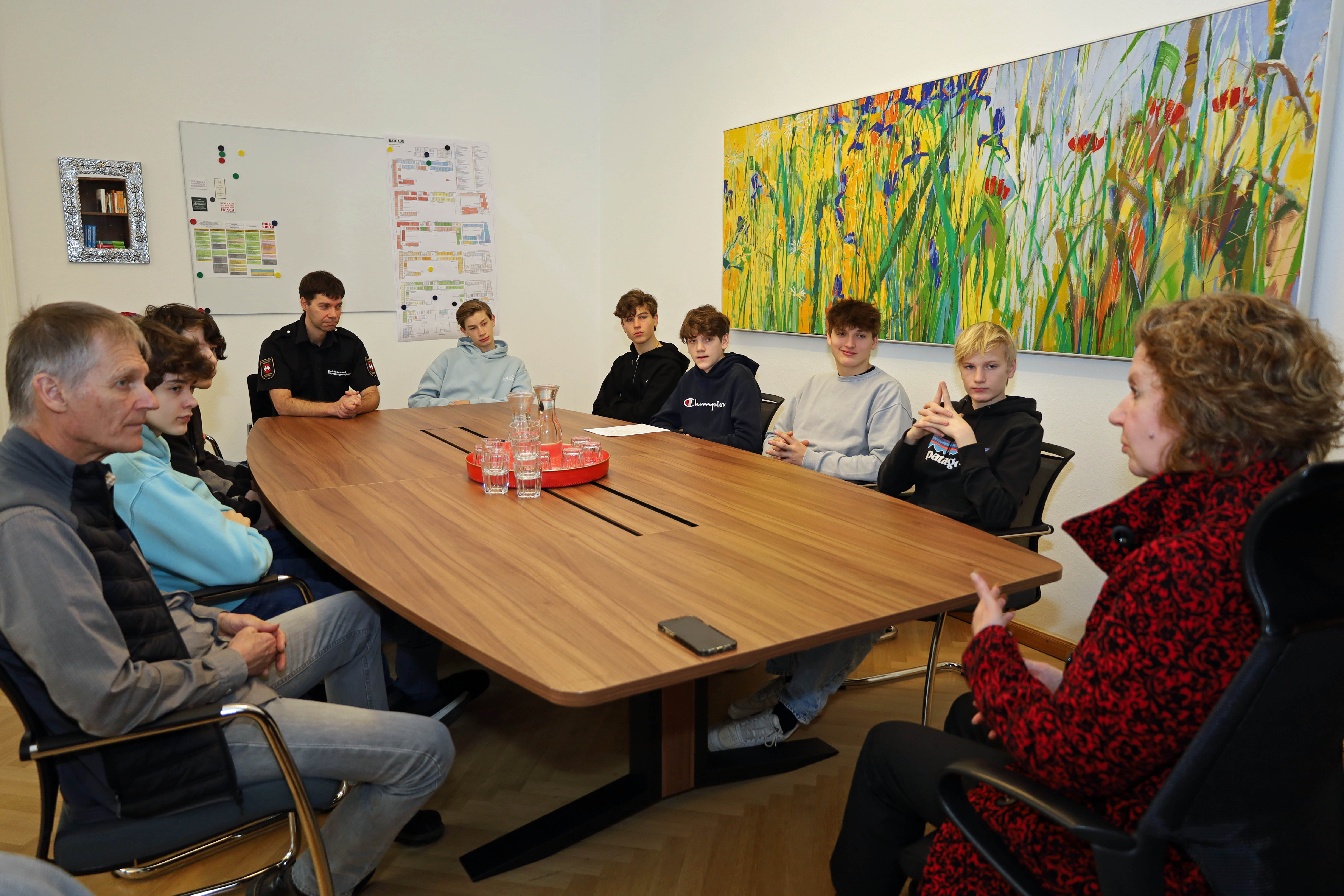 Am Dienstag, 6. Februar 2024, statteten neun Schüler des Bundesrealgymnasiums Sillgasse gemeinsam mit ihrem Lehrer, Direktor-Stv. Ernst Krall, (2.v.r., stehend) dem Magistrat Innsbruck einen Besuch ab. Manfred Hirsch (l., stehend), Referent Gebäude- und Wohnungsregisters (GWR), und Christian Kugler (r., stehend), Amtsvorstand Bau- und Feuerpolizei, gewährten den Schülern interessante Einblicke in den Magistratsalltag. Auch Magistratsdirektorin Gabriele Herlitschka (3.v.r., stehend) nahm sich gerne für die Gymnasiasten Zeit und stand ihnen für Fragen zur Verfügung.