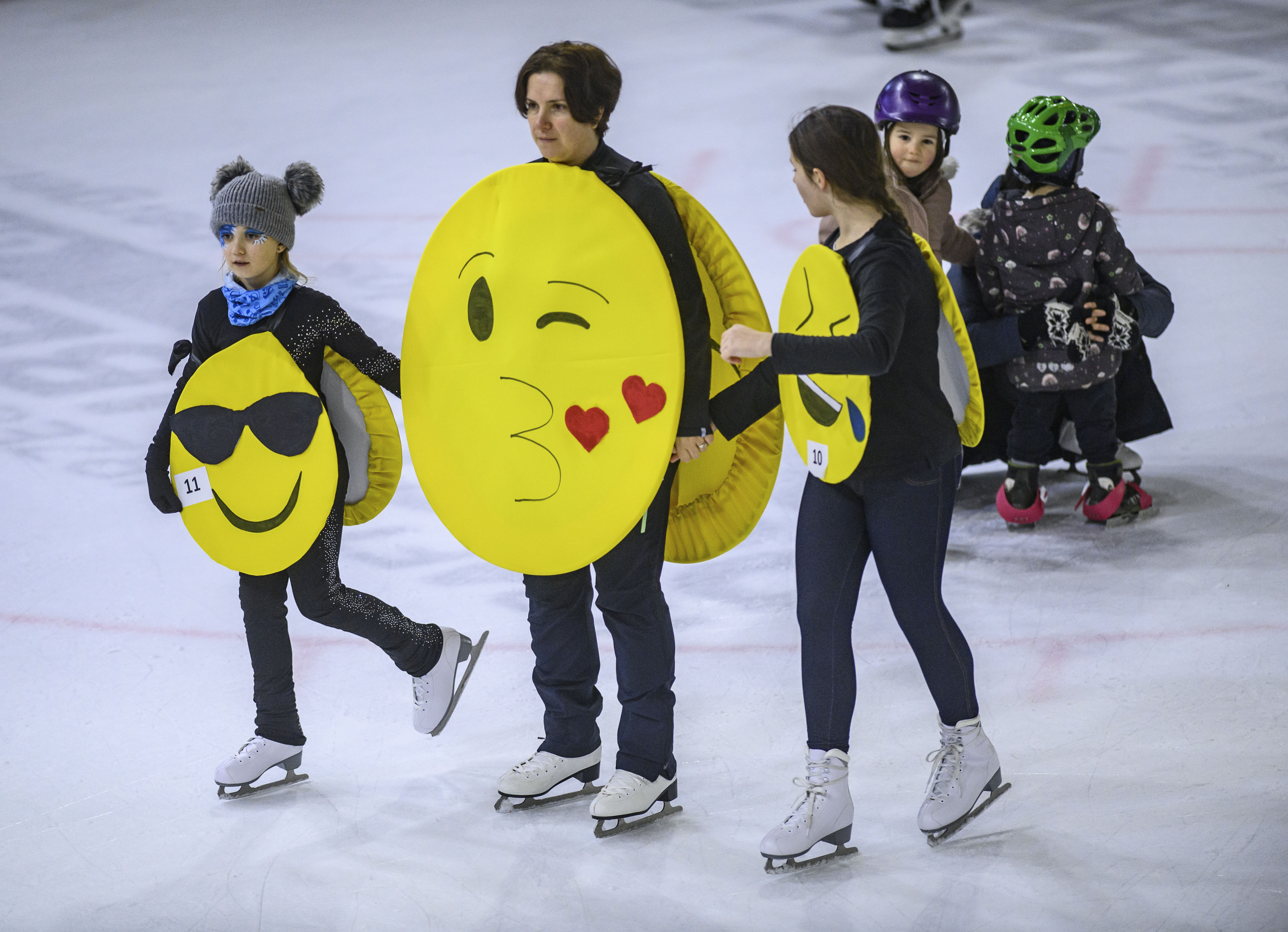Beim jährlich stattfindenden Kindereisfest der Tiroler Tageszeitung, das in Zusammenarbeit mit der Stadt Innsbruck organisiert wurde, wird der Fasching in allen Facetten zelebriert - auf der Eisfläche der OlympiaWorld. Rund 1000 BesucherInnen - darunter auch Innsbrucks Bürgermeister Georg Willi - freuten sich mit den Kindern über kreative, selbstgebastelte Kostüme, die am Ende feierlich prämiert wurden.