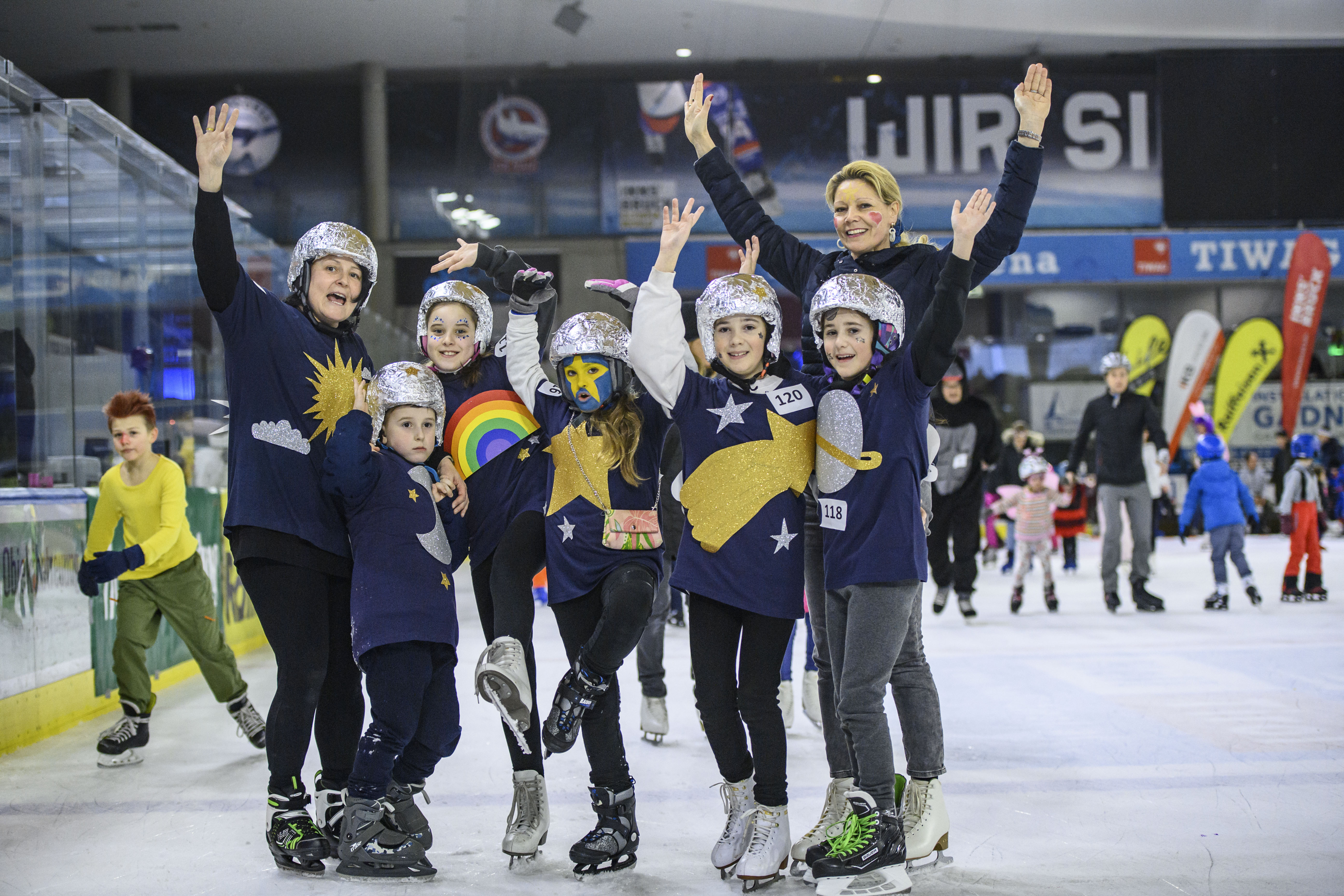 Beim jährlich stattfindenden Kindereisfest der Tiroler Tageszeitung, das in Zusammenarbeit mit der Stadt Innsbruck organisiert wurde, wird der Fasching in allen Facetten zelebriert - auf der Eisfläche der OlympiaWorld. Rund 1000 BesucherInnen - darunter auch Innsbrucks Bürgermeister Georg Willi - freuten sich mit den Kindern über kreative, selbstgebastelte Kostüme, die am Ende feierlich prämiert wurden.
