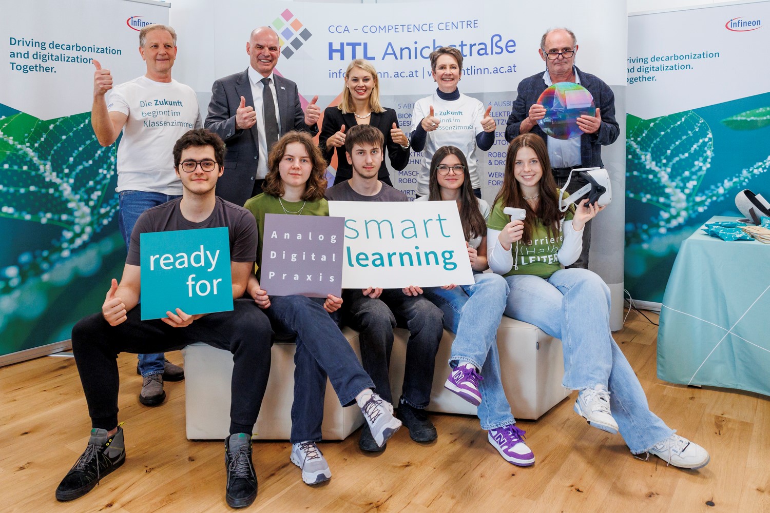 Ab dem Sommersemester 2023/24 ist das Competence Centre HTL Anichstraße eine Infineon "Smart Learning" Kooperationsschule. Das Schulteam erhält direkten Zugang zu modernsten
Technologien für Energiespeichersysteme, die mobile Robotik oder erneuerbare
Energien. Bildungsstadträtin Elisabeth Mayr (3.v.l., stehend) freut sich über die Kooperation, welche die praxisorientierte Ausbildung stärkt und für bestens qualifizierte technische Fachkräfte in der Region sorgt.