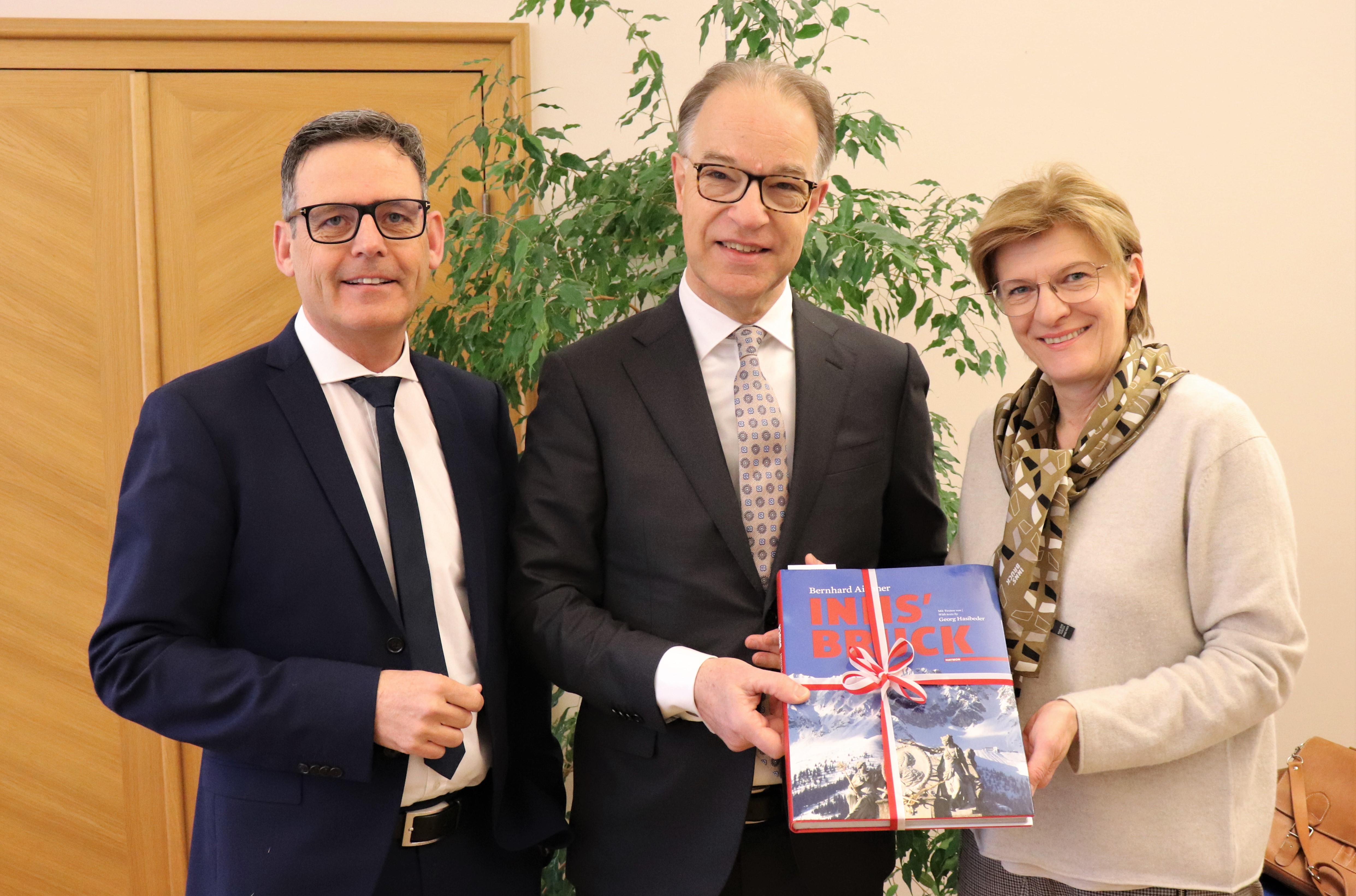 Peter Christiaan Potman (M.) ist seit 2023 Botschafter des Königreichs der Niederlande in Österreich. Vor kurzem stattete er Stadträtin Christine Oppitz-Plörer einen Besuch im Rathaus ab. Auch Harald Gohm (Geschäftsführer Standortmarketing) war dabei. Sie tauschten sich zu kommunalen Themen aus und besprachen vor allem auch die generelle Wichtigkeit der Universitäten für den Forschungs- und Wirtschaftsstandort Innsbruck. Im Zuge seines Tirol Besuchs empfing der Botschafter nämlich auch niederländische Studierende in Innsbruck.