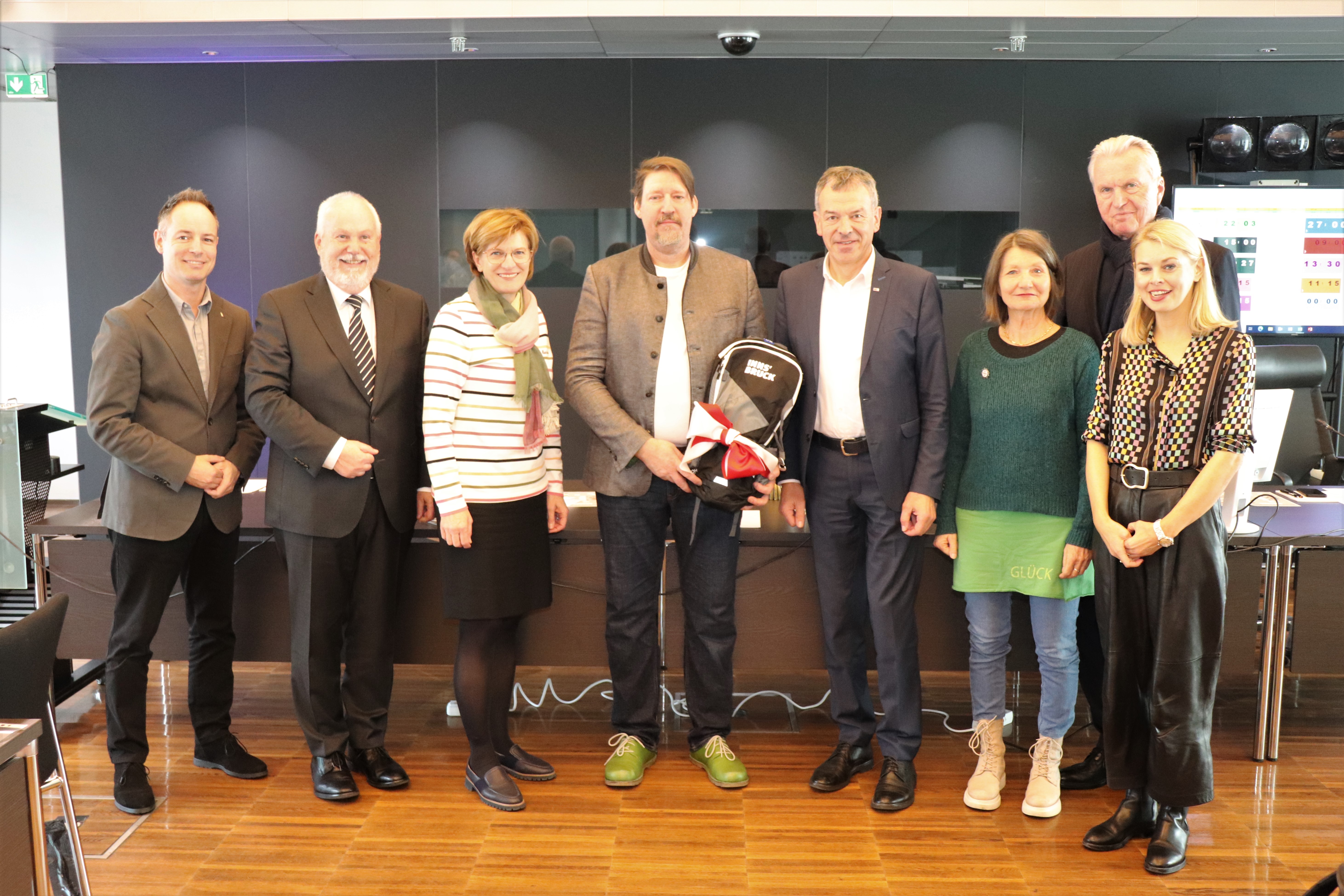 MEP Thomas Waitz (4.v.l.) sprach im Innsbrucker Februar-Gemeinderat zum Thema „Das neue EU-Gentechnikrecht und seine Auswirkungen". Die Mitglieder des Stadtsenats (v.l.n.r.: Vizebürgermeister Markus Lassenberger, Vizebürgermeister Andreas Wanker, Stadträtin Christine Oppitz-Plörer, Bürgermeister Georg Willi, Stadträtin Uschi Schwarzl, Stadtrat Rudolf Federspiel, Stadträtin Elisabeth Mayr) freuten sich über den Besuch und überreichten ein kleines Präsent. Bis April sind noch zwei weitere Vorträge von Abgeordneten des Europäischen Parlaments im Innsbrucker Gemeinderat geplant.
