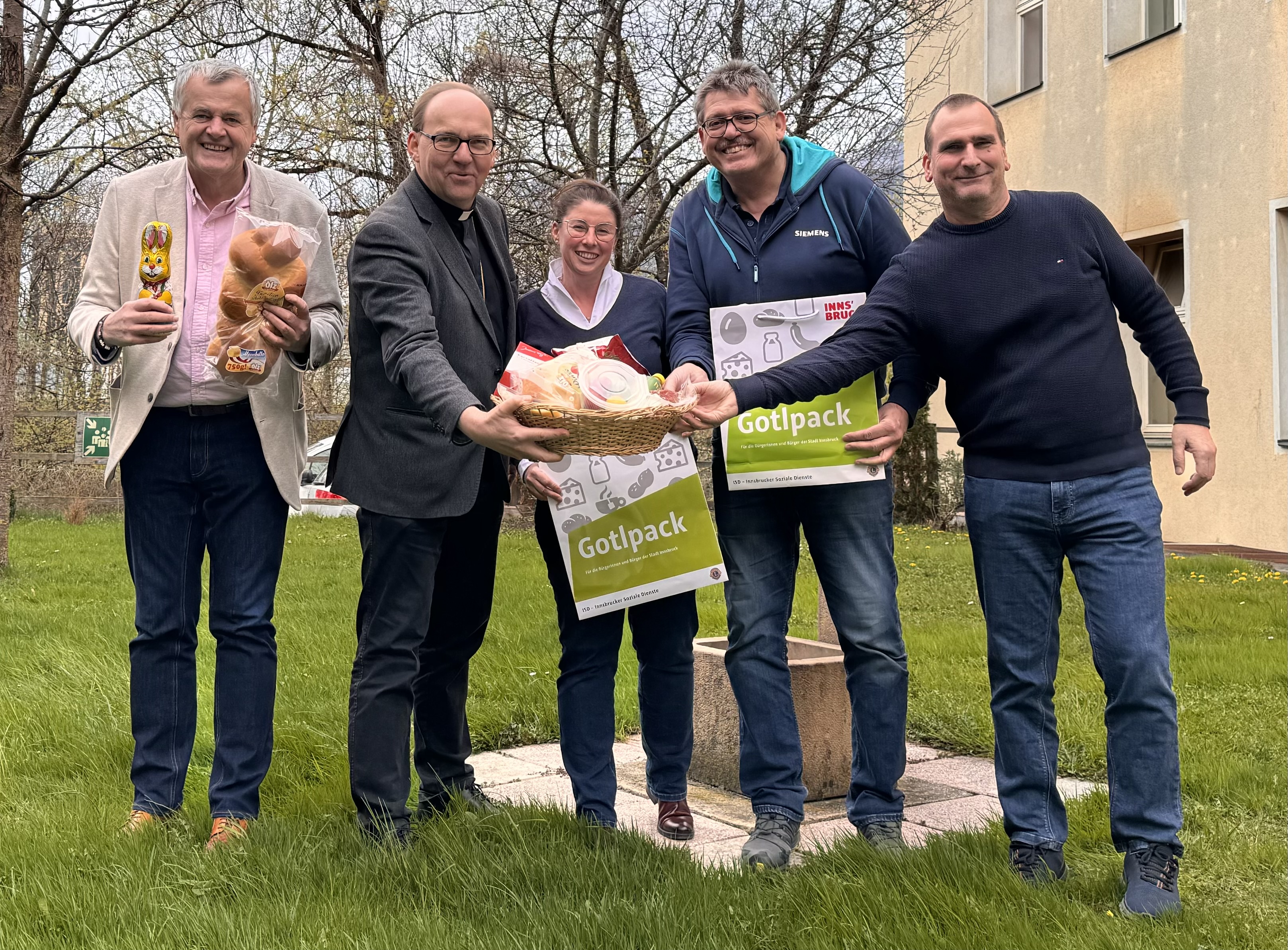 Auch am heurigen Gründonnerstag können sich bedürftige Innsbrucker Familien über eine österliche Überraschung der Innsbrucker Soziale Dienste GmbH (ISD) freuen. Diese haben in Zusammenarbeit mit dem Kooperationspartner Lions Club Igls und den Vinzenzgemeinschaften bereits zum 24. Mal in Folge 300 Osterpakete mit Lebensmittelspenden befüllt. V.l.n.r.: ISD-Geschäftsführer Hubert Innerebner , Bischof Hermann Glettler, Organisatorin Natalie Treitinger (ISD), Vizebürgermeister Andreas Wanker, Christoph Stöckholzer (Lions Club Igls), und Raimund Sölder (ISD, 2. Bild, r.) bedanken sich bei allen SpenderInnen.