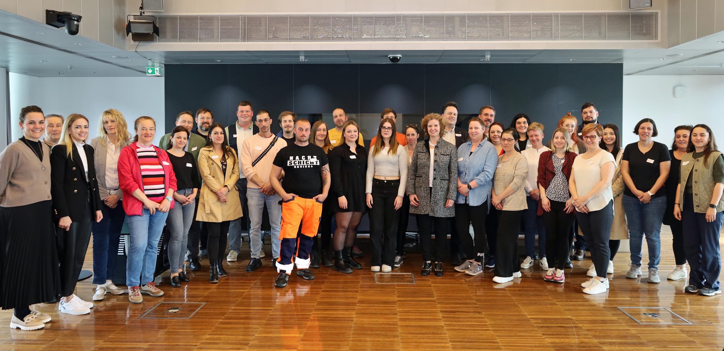 Mit derzeit rund 1.900 Bediensteten ist die Stadt Innsbruck einer der größten regionalen Arbeitgeber. Als moderner Dienstleistungsbetrieb hält der Stadtmagistrat dabei facettenreiche Aufgabenbereiche bereit. Magistratsdirektorin Gabriele Herlitschka begrüßte im Rahmen einer kleinen Willkommensfeier kürzlich rund 80 neue MitarbeiterInnen, die in den unterschiedlichsten Betätigungsfeldern zum Einsatz kommen.