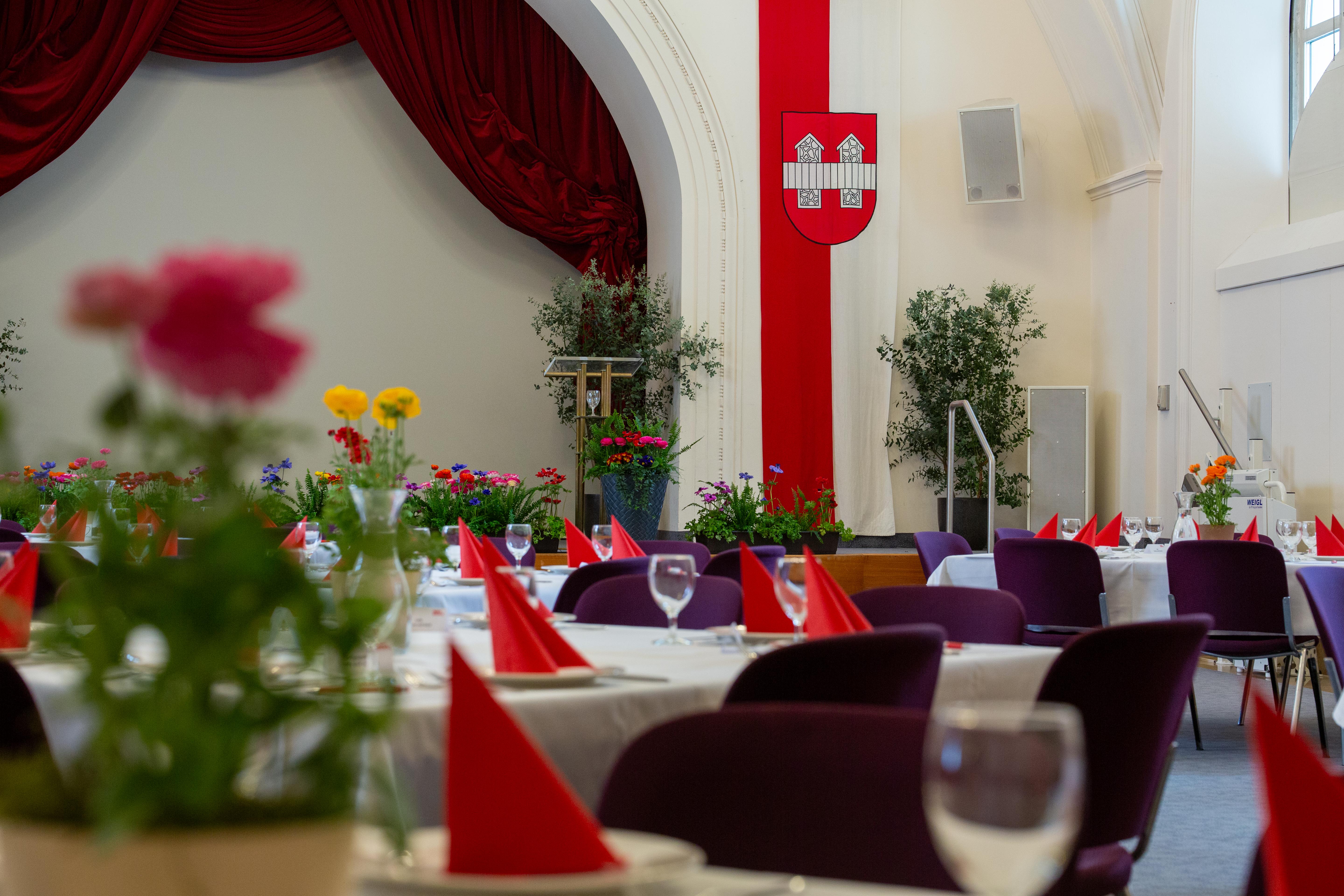 Anfang April feierten wieder 29 Ehepaar aus Innsbruck Ihr Hochzeitsjubiläum auf Einladung des Bürgermeisters in festlichen Ambiente der Ursulinensäle mit Musik und guter Unterhaltung. Dabei waren ein "Eisernes" Ehepaar (65 Ehejahre), acht "Diamantene" (60 Ehejahre) und 19 "Goldene" Ehepaare. Sie alle wurden im festlichen Ambiente und im Beisein von Bürgermeister Georg Willi gefeiert.