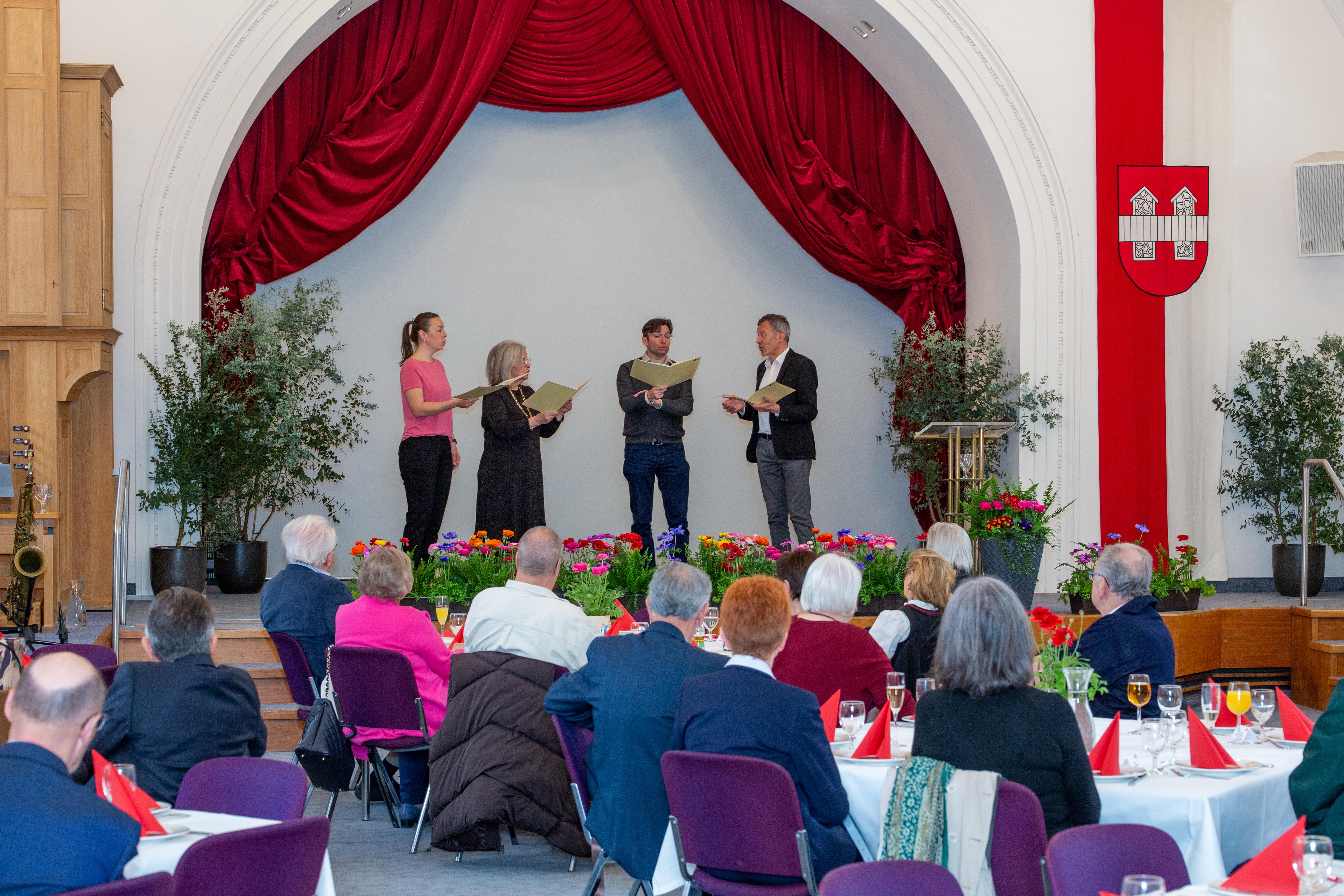 Anfang April feierten wieder 29 Ehepaar aus Innsbruck Ihr Hochzeitsjubiläum auf Einladung des Bürgermeisters in festlichen Ambiente der Ursulinensäle mit Musik und guter Unterhaltung. Dabei waren ein "Eisernes" Ehepaar (65 Ehejahre), acht "Diamantene" (60 Ehejahre) und 19 "Goldene" Ehepaare. Sie alle wurden im festlichen Ambiente und im Beisein von Bürgermeister Georg Willi gefeiert.