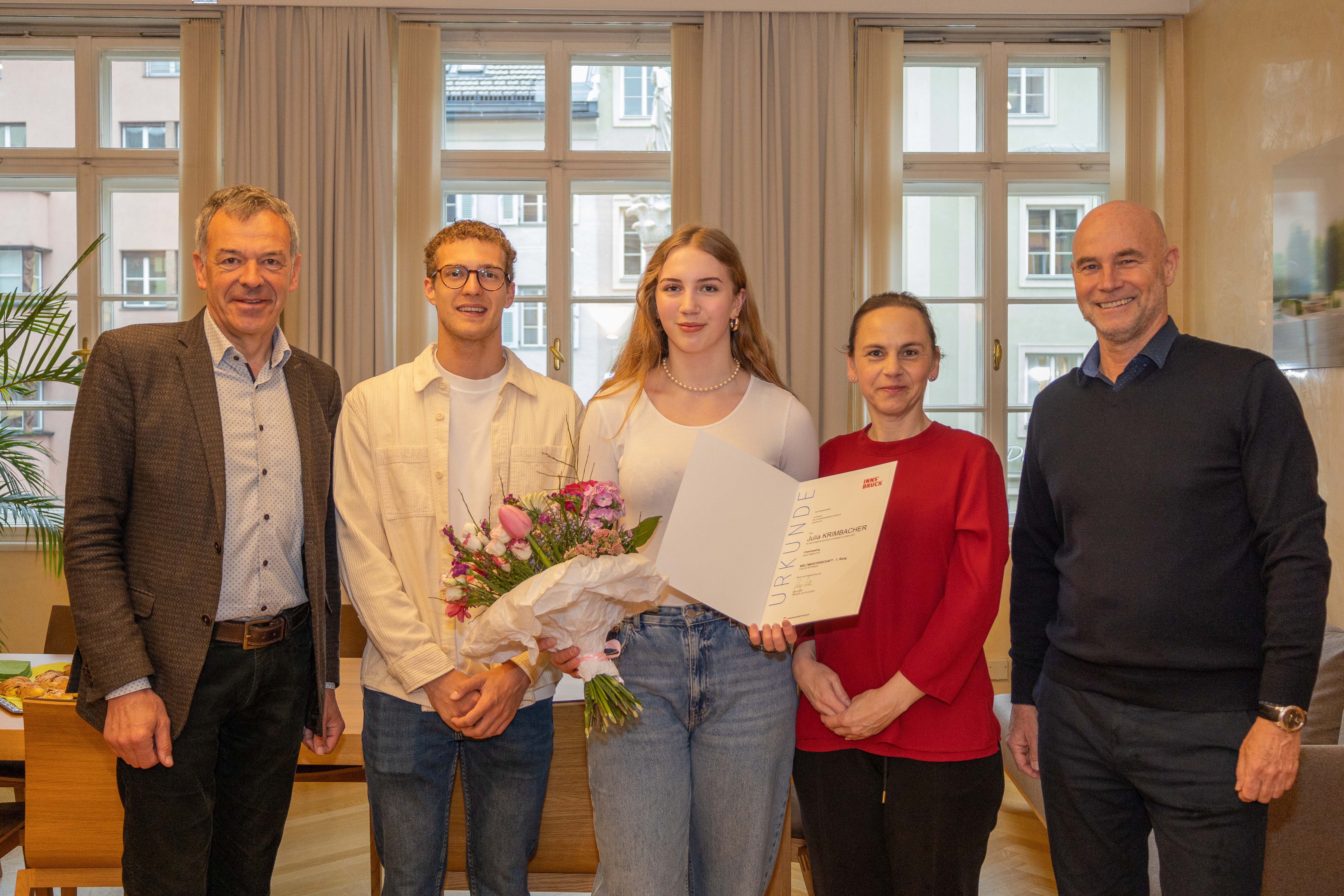 Die Cheerleading Nachwuchs Nationalteams haben im Vorjahr wieder österreichische Sportgeschichte geschrieben. Mit perfekten Final-Routinen wurden die Athletinnen aus Österreich mit Gold bei den ICU World Championships 2023 in den Kategorien Youth All Girl Median und Junior All Girl Advanced belohnt. 
Mit Laura Pegutter und Julia Krimbacher (beide Kategorie Youth All Girl Median) waren auch zwei Raiderettes aus Tirol bei den Events in Orlando (USA) mit auf der Matte und haben zum erneuten Erfolg beigetragen. Aufgrund eines Übermittlungsfehlers bei der Ehrungsmeldung wurde die 14-jährige Innsbruckerin Julia Krimbacher nachträglich von Bürgermeister Georg Willi und Sportamtsleiters Romuald Niescher für ihre Erfolge geehrt.