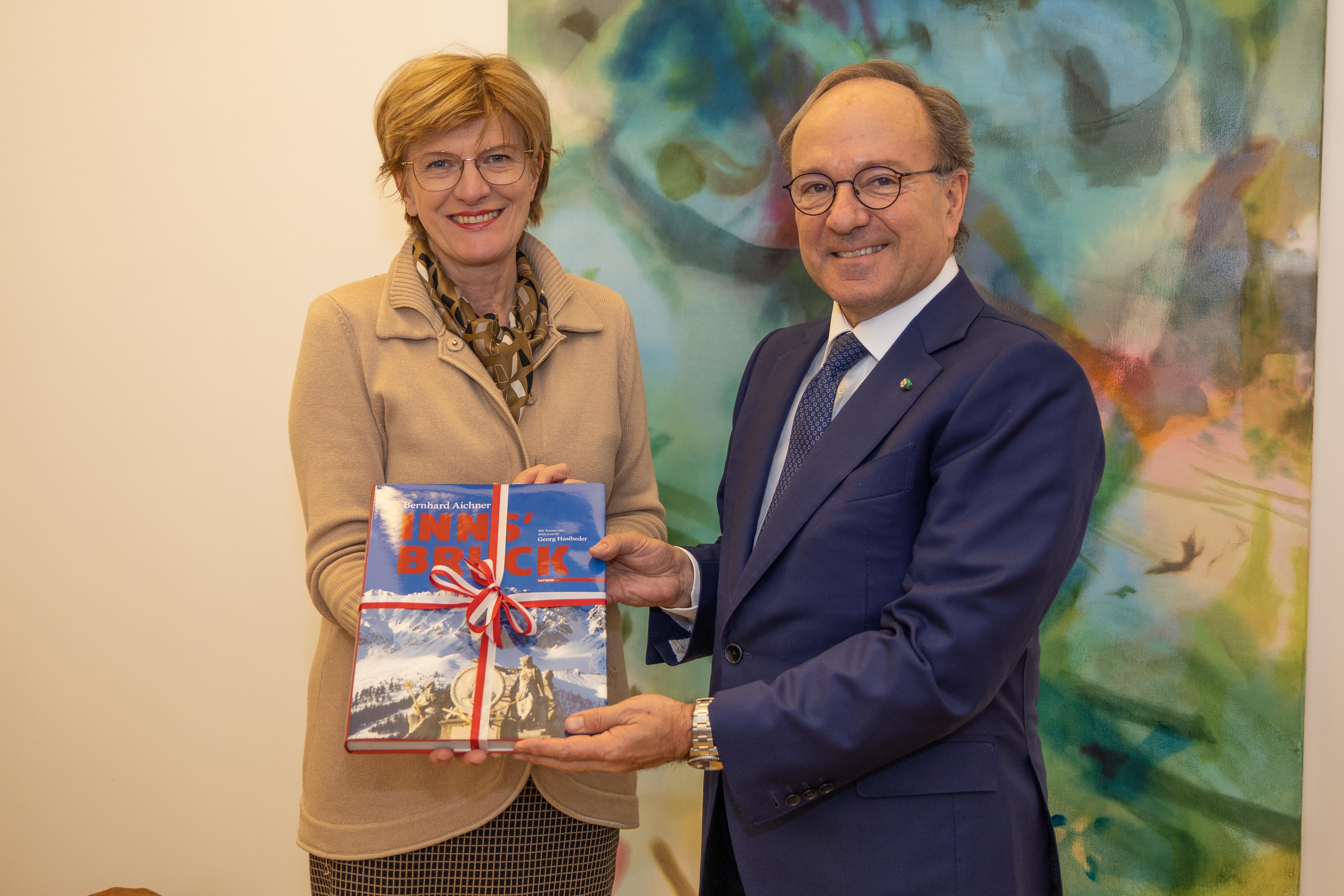 Die für Außenbeziehungen ressortverantwortliche Stadträtin Christine Oppitz-Plörer hatte kürzlich die Ehre, den neuen italienischen Botschafter in Wien, Giovanni Pugliese, gemeinsam mit Botschaftsrat Gabriele De Stefano im Innsbrucker Rathaus zu empfangen. Dabei wurde die Bedeutung des Dialogs zwischen den beiden Nachbarländern sowie die Bereitschaft zur Kooperation und Zusammenarbeit betont. Überdies wurden Themen wie Transitverkehr, der Brenner-Basistunnel, Tourismus, Integration und der Fachkräftemangel erörtert.

Der 1962 in Sydney geborene Diplomat Giovanni Pugliese kann auf eine beeindruckende Karriere zurückblicken. Unter anderem leitete er die Presse- und Kommunikationsabteilung des italienischen Außenministeriums. Zuvor war er von 2018 bis 2019 diplomatischer Berater des Ministers für wirtschaftliche Entwicklung, Arbeit und Sozialpolitik und stellvertretender Ständiger Vertreter Italiens bei der Europäischen Union in Brüssel.