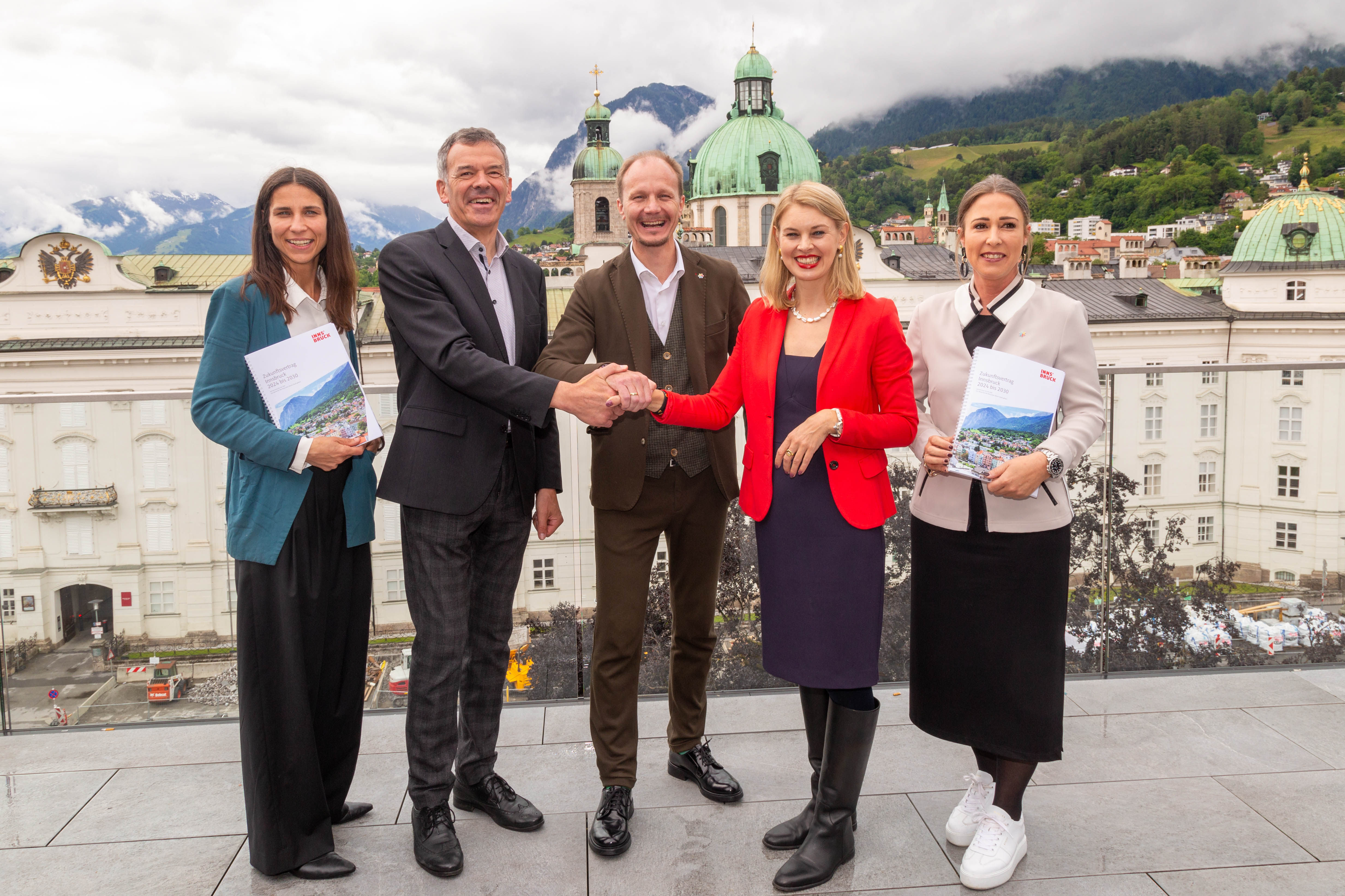 Der Zukunftsvertrag 2024-2030 wurde im Haus der Musik präsentiert: (v.l.) Stadträtin Janine Bex, Vizebürgermeister Georg Willi, Bürgermeister Johannes Anzengruber, Vizebürgermeisterin Elisabeth Mayr und Stadträtin Mariella Lutz.