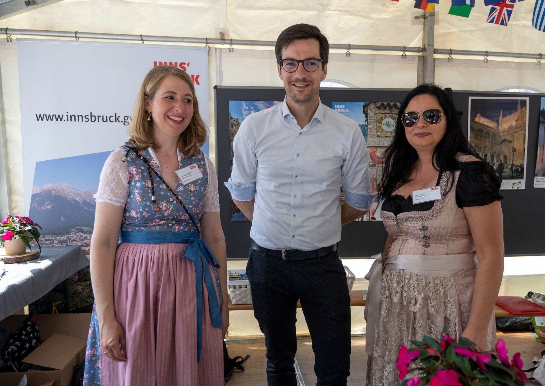 Von 7. bis 8. Juni fand in Innsbrucks Partnerstadt Freiburg das 11. Internationale Treffen der Partnerstädte statt. Die Landeshauptstadt war dort mit einem Stand vertreten, der großen Anklang fand: Neben der Verkostung heimischer Produkte lockte auch ein Glücksrad mit Preisen von Innsbruck Tourismus. Die Stadt Innsbruck wurde bei dem Treffen, der von Freiburg alle zwei Jahre organisiert wird und heuer erstmals am Platz der Alten Synagoge stattfand, von Katrin Heiss (r.) und Cornelia Koessler (beide Referat Außenbeziehungen) vertreten. Auch Freiburgs Oberbürgermeister Martin Horn (M.) schaute beim Innsbrucker Stand vorbei.