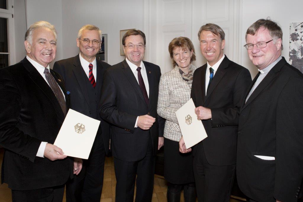 Bei der Einführung des neuen deutschen Honorarkonsuls Dietmar Czernich (2.v.r.) und der Verabschiedung von Ernst Wunderbaldinger (1.v.l.) Ende Jänner 2015 gratulierten der Botschafter der Bundesrepublik Deutschland Detlev Rünger, Landeshauptmann Günther Platter, Bürgermeisterin Christine Oppitz-Plörer und Bischof Manfred Scheuer (v.l.n.r.).