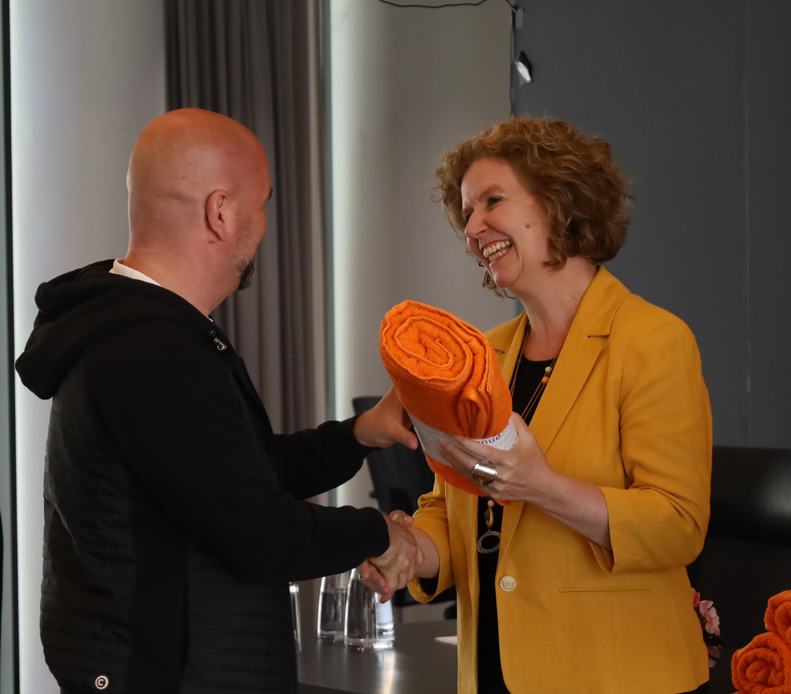 Um neuen MitarbeiterInnen einen möglichst guten Start im Stadtmagistrat zu ermöglichen, finden regelmäßig Willkommensveranstaltungen statt. Dabei bekommen sie einen Einblick in die Abläufe im Magistrat und lernen auch Magistratsdirektorin Gabriele Herlitschka und Bürgermeister Johannes Anzengruber kennen. Als kleines Willkommensgeschenk bekamen die Neuankömmlinge passend zum Sommer ein farbenfrohes Badetuch überreicht.