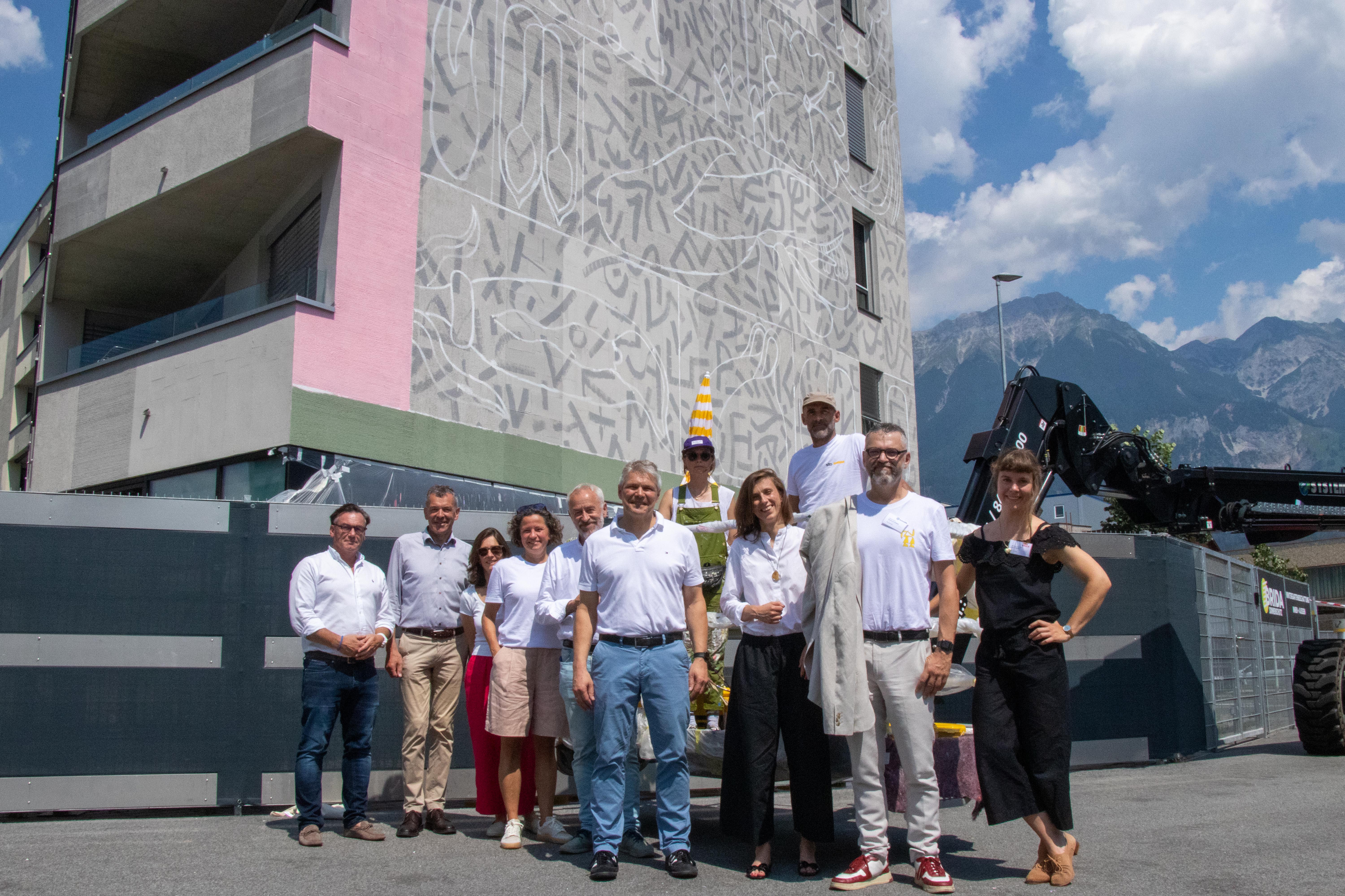 Im Rahmen des ersten Bridge Beat Festivals in Innsbruck begrüßten Bürgermeister Johannes Anzengruber (4. v. r.), der für Außenbeziehungen zuständige Vizebürgermeister Georg Willi (r.) sowie Magistratsdirektorin Gabriele Herlitschka (3. v. l.) die politischen VertreterInnen der Partnerstädte Freiburg, Krakau, Aalborg und Grenoble im Rathaus der Stadt Innsbruck. Zunächst erhielten die Gäste durch städtische Mitarbeitende einen umfassenden Einblick in die Tätigkeiten der Stadtverwaltung. Sie wurden über die alpin-urbane Stadtentwicklung, Partizipationsprozesse am Beispiel des Projekts COOLYMP sowie über den Kulturentwicklungsplan informiert. Im Anschluss ging es für die Delegationen zur Besichtigung zweier neuer Murals (Wandmalereien), die von einem lokalen und einem französischen Streetart-Künstler zum 60-jährigen Jubiläum der Städtepartnerschaft zwischen Innsbruck und Grenoble geschaffen wurden. Den Abschluss des ereignisreichen Tages bildete der Besuch des Bridge Beat Festivals in der Innsbrucker Maria-Theresien-Straße, wo die Delegierten einen musikalischen Abend genossen.