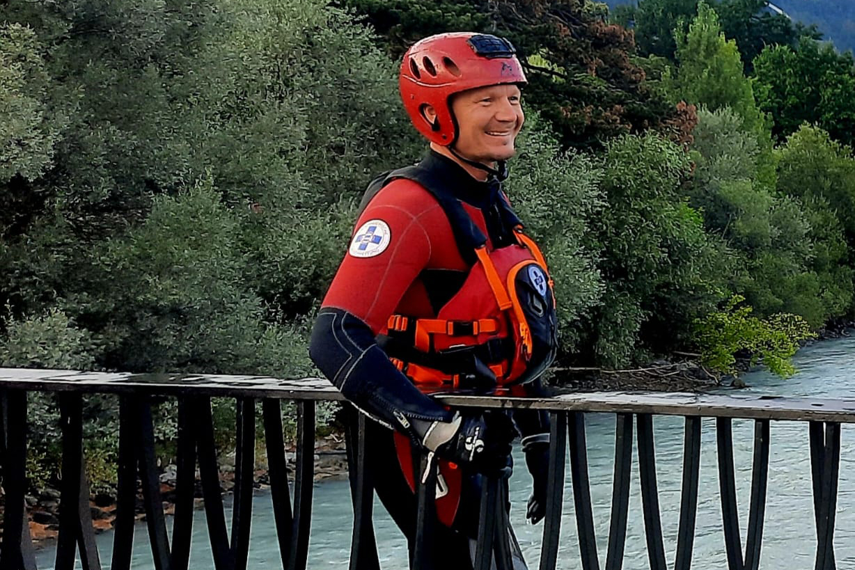 Bei einer beeindruckenden Trainingseinheit der Innsbrucker Wasserrettung stürzten sich 22 Rettungskräfte in die Herausforderungen des schmelzwasserführenden, reißenden Inns. Dabei standen nicht nur Sprünge von den Innbrücken auf dem Programm, sondern auch das Üben von Rettungstechniken sowie Fahrten mit dem neuen Jetski der Wasserrettung. Mitten im Geschehen: Innsbrucks Bürgermeister Johannes Anzengruber, der an dieser Übung teilnahm. „Dank des neuen Jetskis ist unsere Wasserrettung binnen kürzester Zeit am Einsatzort. Gerade bei Wasserunfällen zählt jede Sekunde. Bei der Trainingseinheit konnte ich mich von der beeindruckenden Leistungsfähigkeit dieses ausschließlich ehrenamtlich tätigen Teams überzeugen“, berichtete Anzengruber. Das Stadtoberhaupt testete die Leistungsstärke des neuen Rettungsfahrzeugs selbst auf dem Inn. Mit einer Maximalgeschwindigkeit von 110 km/h ermöglicht der Jetski schnelle Rettungseinsätze. Bereits seit rund 20 Jahren setzen die Tiroler am Inn erfolgreich auf diese Technik, und allein in diesem Jahr gab es schon 60 Einsätze.