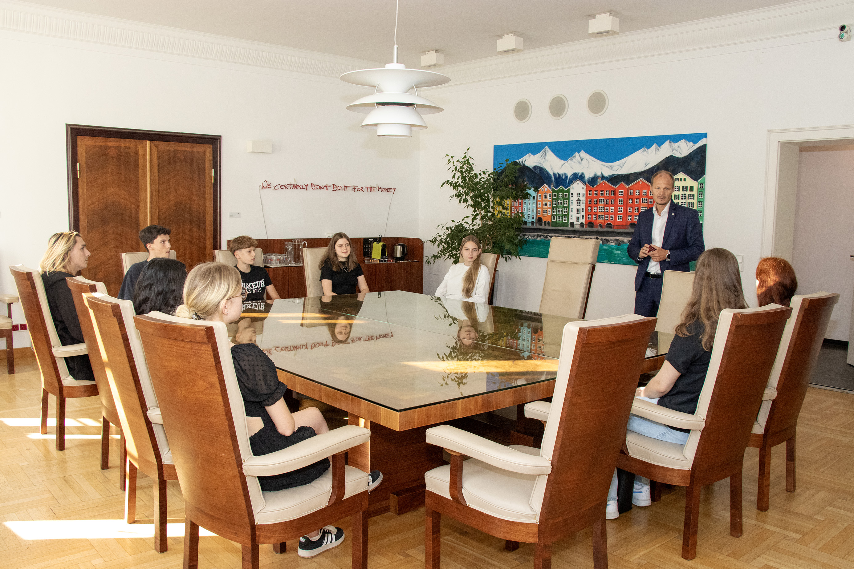 Der Bürgermeister der Stadt Innsbruck, Johannes Anzengruber, und die Lehrlingsbeauftragte Sabine Floßmann begrüßten die neuen städtischen Lehrlinge herzlich im Rathaus. Im Anschluss an eine Einführung in die politischen Gremien der Stadt Innsbruck, die im Sitzungszimmer des Stadtsenats stattfand, gab Bürgermeister Anzengruber den Lehrlingen in seinem Büro einen persönlichen Einblick in seinen Arbeitsalltag.