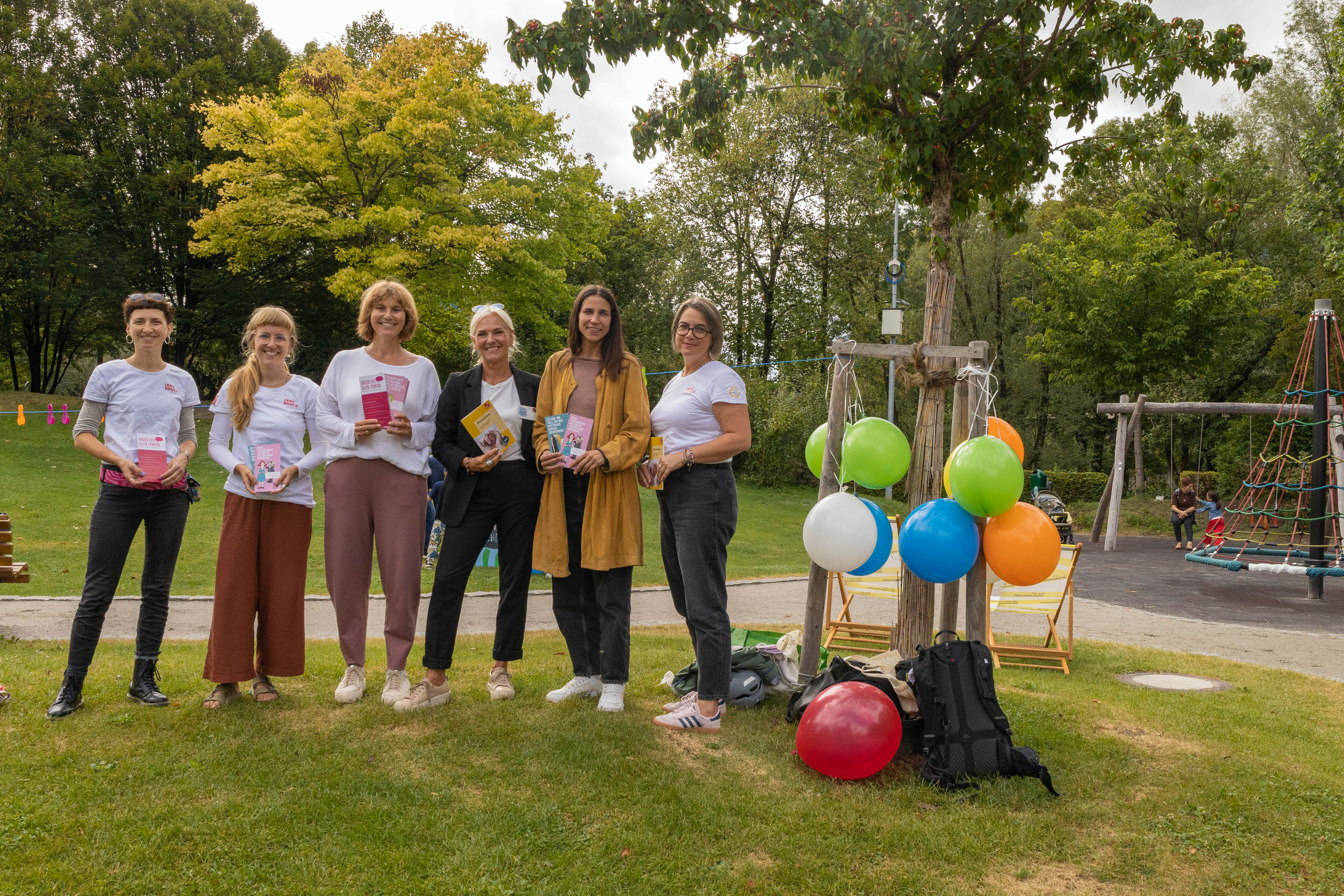 Mit Eltern ins Gespräch zu kommen ist das Ziel der „Mobilen Familienberatung“, die auch heuer wieder auf verschiedenen Spielplätzen in Innsbruck stattfindet. Kürzlich fand der dritte mobile Beratungstermin des Jahres im städtischen Rapoldipark statt. Vor Ort waren auch Integrationsstadträtin Janine Bex (2. v. r.), Referatsleiterin Nicola Köfler (3. v. l., Referat Strategie und Integration), Dagmar Fink (3. v. r.) und Kathrin Mauracher (r.) von der Elternberatung des Landes Tirol, Christine Gutweniger (l., Frauen aus allen Ländern) sowie Iris Tiemann (2. v.l., Gesund ins Leben). Das Angebot ist ein Projekt der Stadt Innsbruck (Stadtplanung, Mobilität und Integration) und des Teilhabe-Netzwerks FiFi (Familien im Fokus Innsbruck). Es sollen vor allem Familien erreicht werden, die meist nur wenig bis keinen Zugang zu den vorhandenen Beratungsangeboten haben. 

2024 werden folgende Einrichtungen im Rahmen der Mobilen Beratung auf den Innsbrucker Spielplätzen sein und mit allen interessierten Familien ins Gespräch kommen: Eltern Kind Zentrum, Elternberatung Land Tirol, Gesund ins Leben, Frauen aus allen Ländern, Lilawohnt und inbus. Die Kinder dürfen sich auf den Spielebus freuen. Zum Netzwerk FiFi gehören insgesamt 15 Einrichtungen, Institutionen, Vereine und Projekte, die in der Familienarbeit, Beratung, Begleitung und Unterstützung mit Familien in Innsbruck und Tirol arbeiten. Ziel von FiFi ist es, ausgrenzungsgefährdeten bzw. ökonomisch weniger privilegierten Familien in Innsbruck Teilhabe zu ermöglichen.