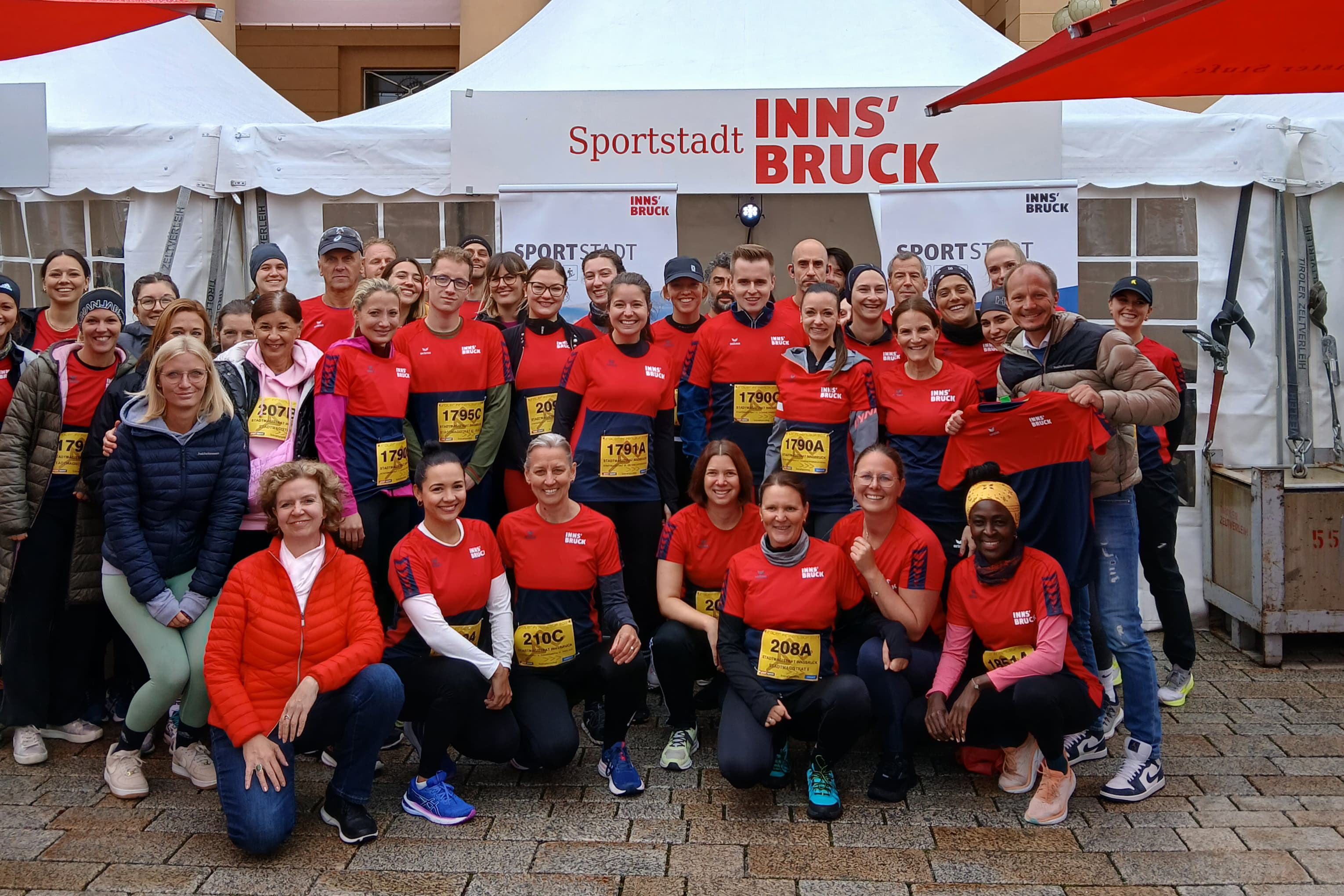Mit mehr als 3.300 Sportbegeisterten im Ziel und letztlich besserem Wetter als erwartet, war die 22. Auflage des Tiroler Firmenlaufs am Samstag, den 14. September 2024, ein voller Erfolg. Regen und Kälte hielten die Teilnehmenden nicht davon ab, die 5,8 Kilometer lange Strecke zu bewältigen. Auch 24 Teams des Stadtmagistrats Innsbruck - davon 17 Lauf- und sieben Nordic-Walking-Teams mit insgesamt 72 angemeldeten Teilnehmenden (48 Frauen und 24 Männer) - stellten sich der Herausforderung. Bürgermeister Johannes Anzengruber (rechts) und Magistratsdirektorin Gabriele Herlitschka (links unten) feuerten die städtischen Bediensteten tatkräftig an. Neben der sportlichen Leistung stand bei diesem jährlich stattfindenden Event besonders das Miteinander unter den Kolleginnen und Kollegen im Mittelpunkt. Schnellste Läuferin des Stadtmagistrats war Elise Maatkamp vom Schülerhort Hötting West mit einer Zeit von 24:08,7 Minuten (18. Platz). Schnellster männlicher Läufer war Oliver Wille vom Referat Öffentliche Ordnung mit einer Zeit von 23:40,7 Minuten (192. Platz). Die vollständigen Ergebnisse des Tiroler Firmenlaufs 2024 finden Sie unter https://my.raceresult.com/308359/.