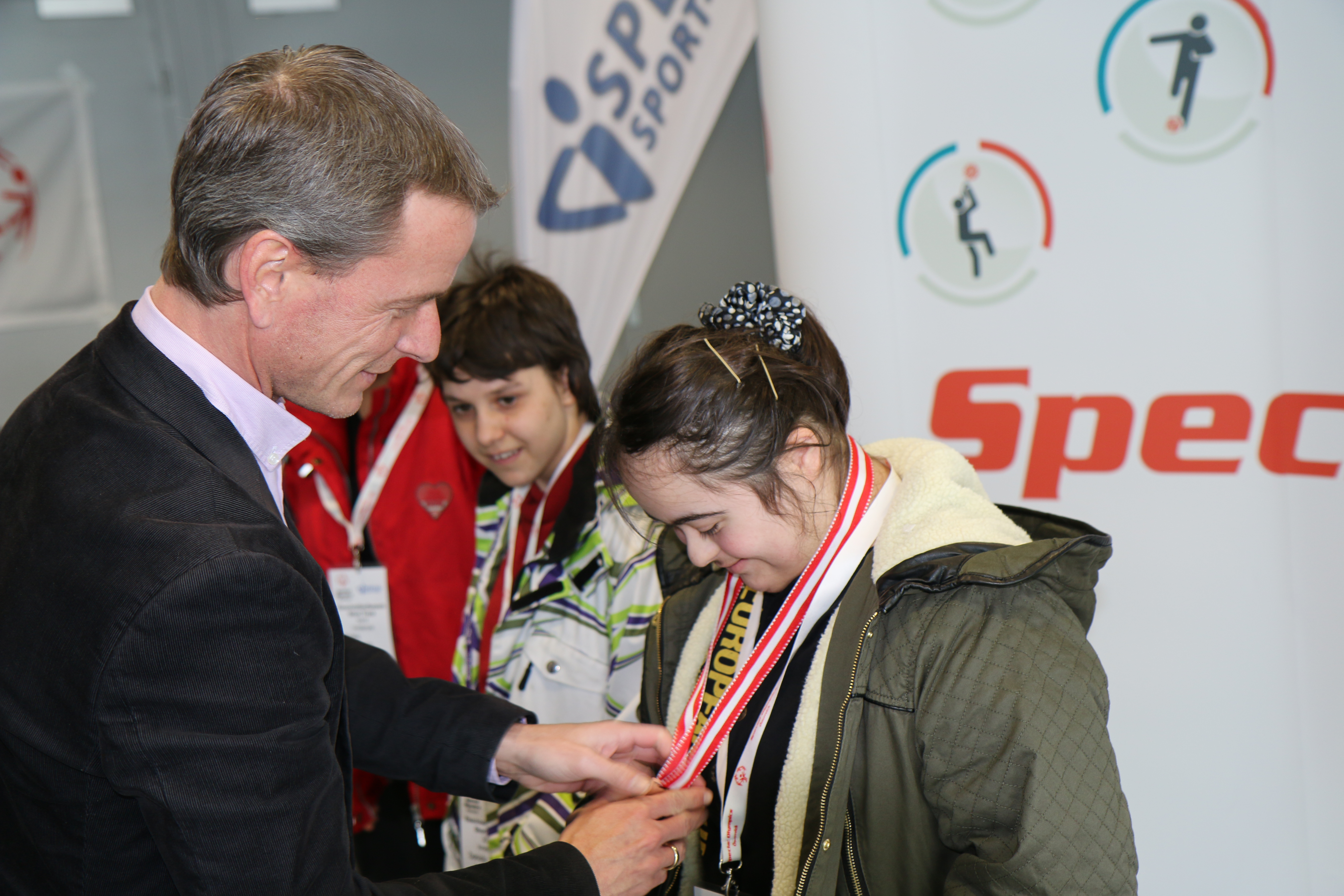 Beim Short Track Wettkampf, der von Special Sport Tirol ausgerichtet wurde, legten sich die TeilnehmerInnen mächtig ins Zeug. Vizebürgermeister Christoph Kaufmann gratulierte den glücklichen MedaillengewinnerInnen ganz herzlich.