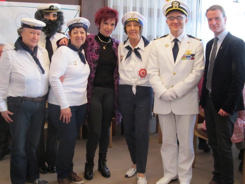 Die Seniorinnen der Pfarre Petrus Canisius hatten bei ihrem Faschingsfest sichtlich Spass. Auch Vizebürgermeister Christoph Kaufmann (1.v.r.) und Uschi Klee (Referatsleiterin für Frauen, Familien und Seniorinnen, 4.v.r.) schauten vorbei.