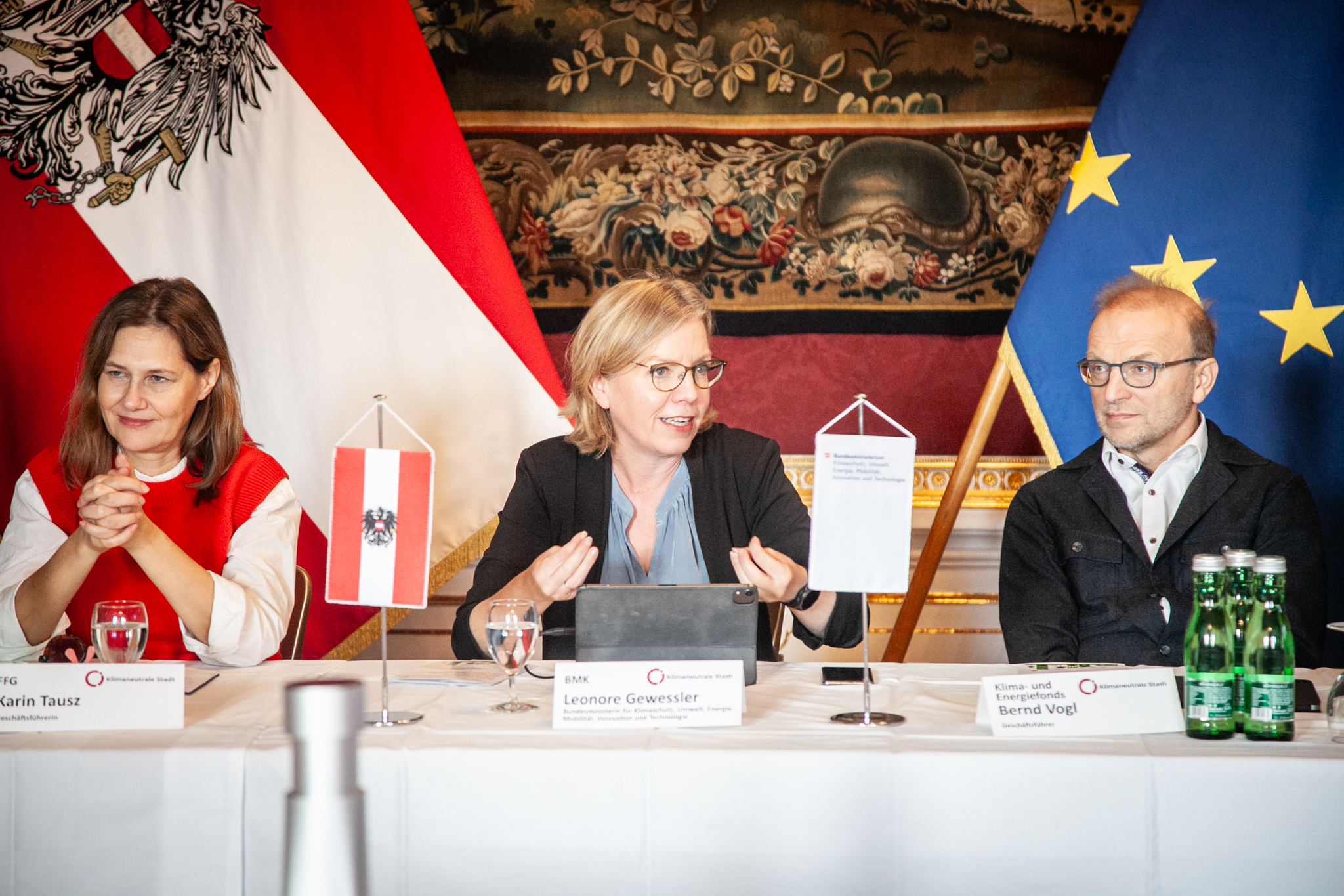 Am Montag, den 21. Oktober 2024, trafen sich 35 österreichische Pionierstädte in Salzburg zum Dialogforum „Klimaneutrale Stadt“, darunter auch Stadträtin Janine Bex und weitere VertreterInnen der Stadt Innsbruck. Die Mission „Klimaneutrale Stadt“ unterstützt Städte und Kommunen dabei, durch Forschung und Entwicklung schneller klimaneutral zu werden. Das Know-how und die Strategien und Maßnahmen, die zur Erreichung der Klima- und Energieziele beitragen, werden mit anderen Städten ausgetauscht und gefördert. Die Städte werden dabei vom Klimaschutzministerium (BMK) und dem Klima- und Energiefonds unterstützt.