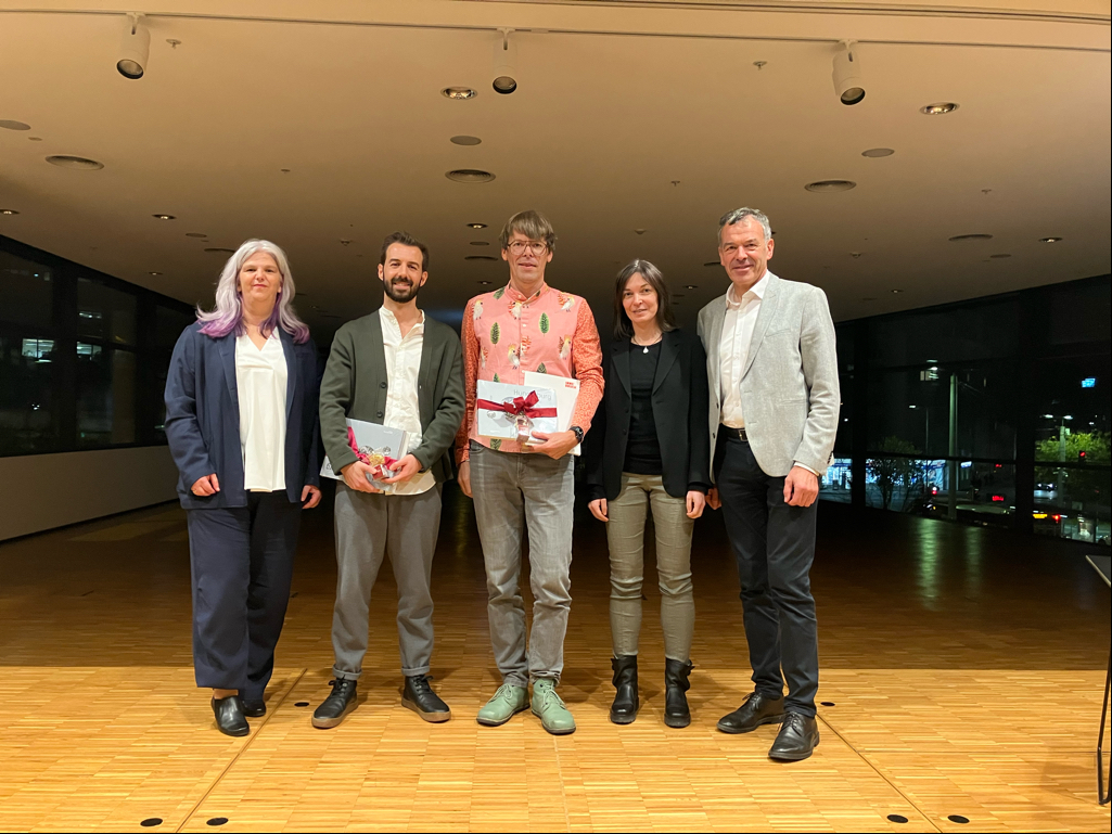 Ausgezeichnete Literatur: Vizebürgermeister Georg Willi gratulierte Markus Köhle (Mitte) und Mario Petuzzi zum Hilde-Zach-Literaturstipendium 2024, mit Laudatorin Friederike Gösweiner (2. v.r.) und Christina Krenmayr (Leiterin Stadtbibliothek, 1. v.l.).