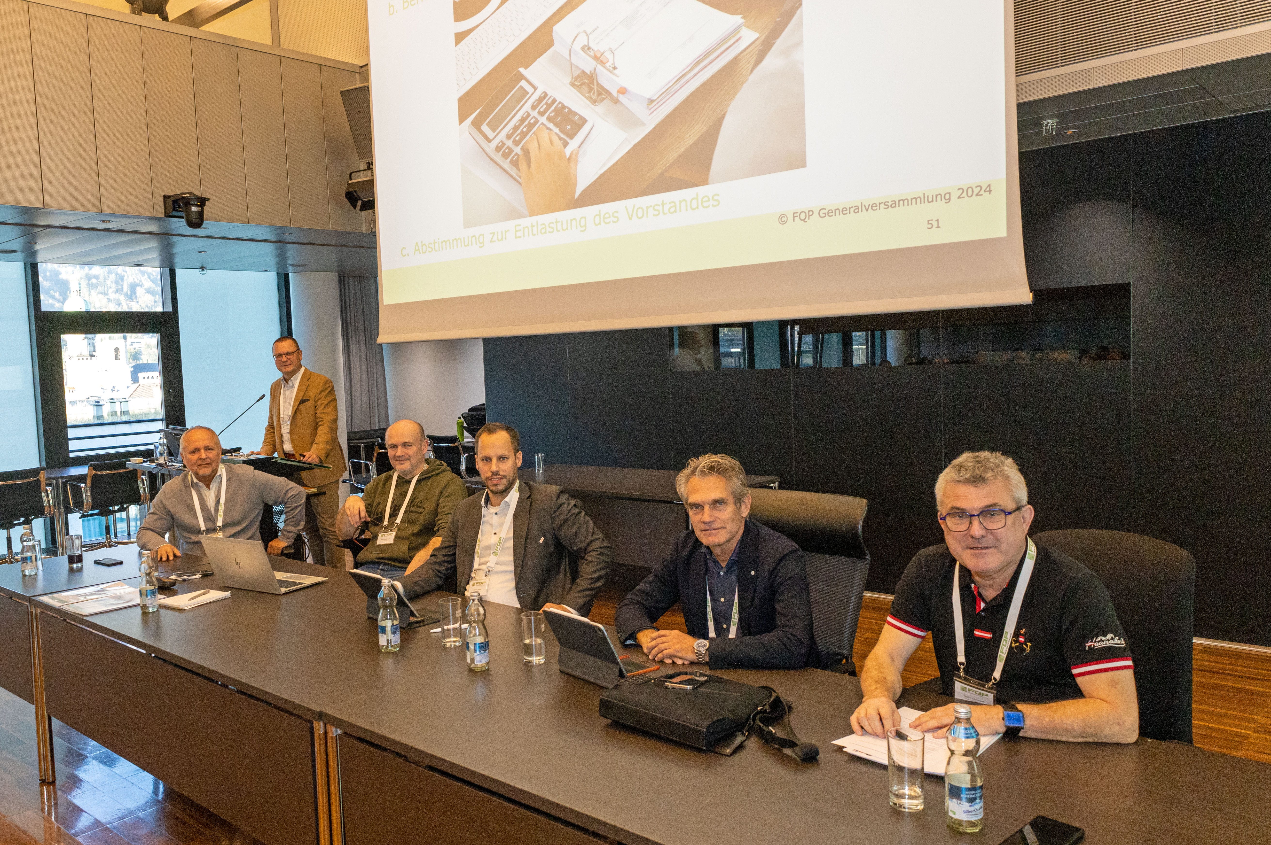 ExpertInnen des Pflasterwesens zu Gast in Innsbruck: Das Forum Qualitätspflaster hielt die jährliche Generalversammlung im Plenarsaal des Rathauses ab. Die Wahl auf Innsbruck als Tagungsort fiel dabei nicht zufällig: Aktuell wird die Innsbrucker Altstadt neu gepflastert, große Flächen sind bereits fertiggestellt, die von den rund 70 VertreterInnen des Pflasterwesens aus ganz Österreich begutachtet wurden. Das Forum Qualitätspflaster vereint die Landesinnungen des Pflasterhandwerks, die Ausführenden, Planenden, Produzenten von Natur- und Kunststeinen, den Baustoffhandel und Gemeinden aus dem gesamten Bundesgebiet.