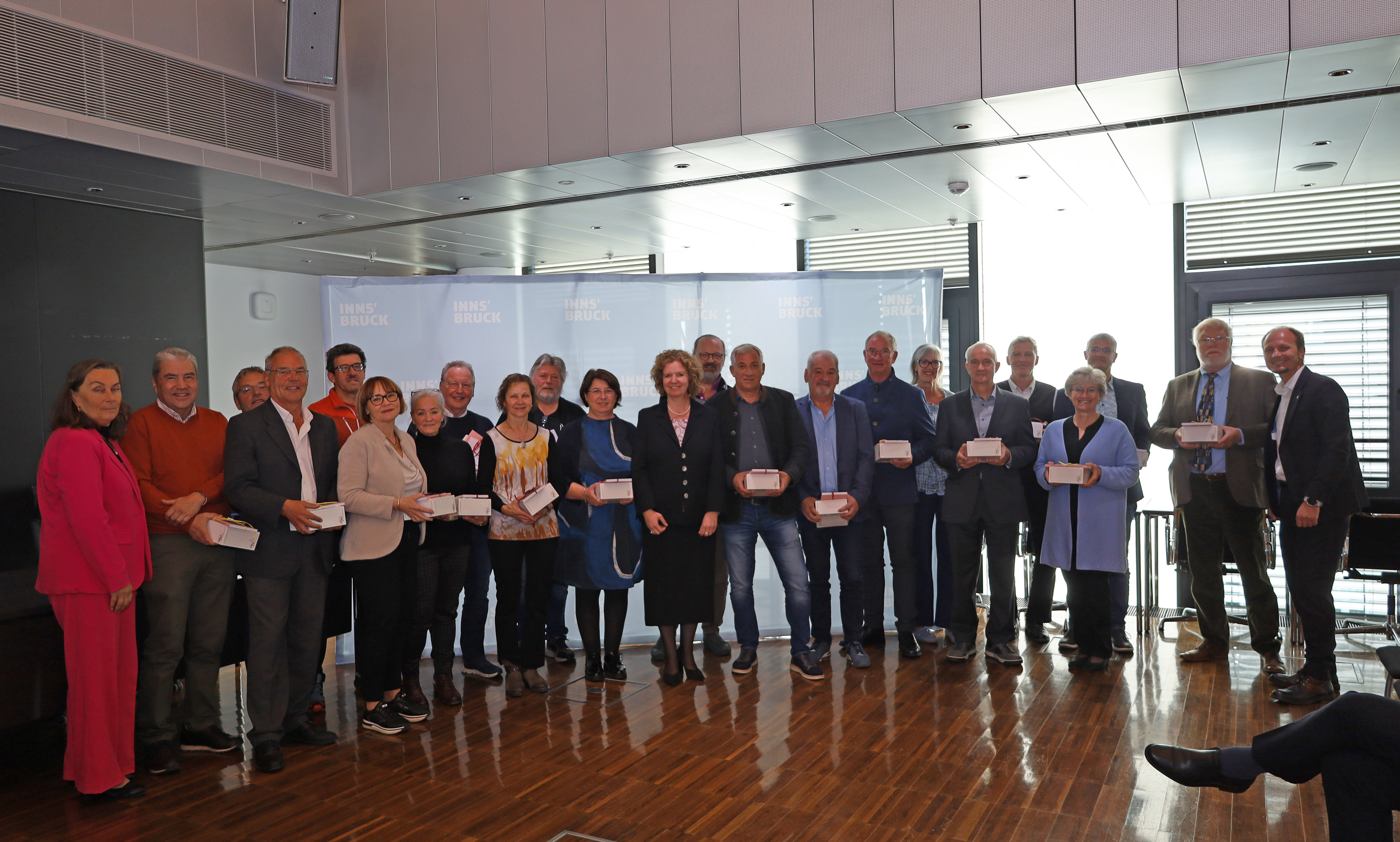 Am 15. November versammelte sich nicht nur die Lebens- und Berufsfahrung des Stadtmagistrats, auch das große Aufgabenportfolio der öffentlichen Stadtverwaltung von der Musikschule, Stadtbibliothek, Kommunikation über die Kinderbetreuung und Sport bis hin zu Tiefbau und Feuerwehr wurde sichtbar. Geehrt wurden 20 MitarbeiterInnen für 25 Jahre und zehn MitarbeiterInnen für 40 Jahre Tätigkeit. 21 MitarbeiterInnen wurden von Bürgermeister Johannes Anzengruber, Magistratsdirektorin Gabriele Herlitschka und die Obfrau der Zentralen Personalvertretung Sabine Steffan in den Ruhestand verabschiedet. Die Jazzband "Brennholz" sorgte für musikalische Untermalung.