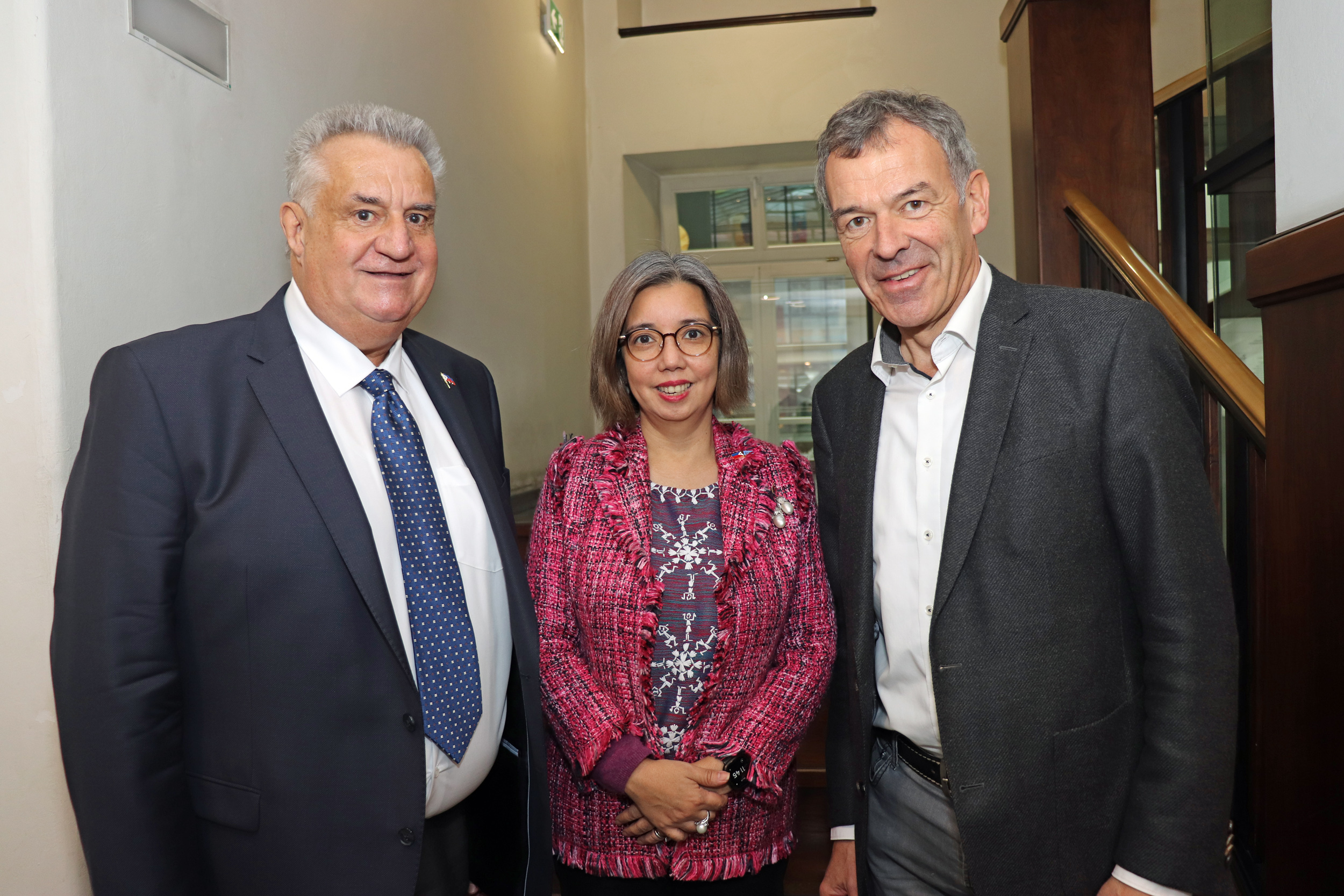 Die philippinische Botschafterin Evangelina Lourdes A. Bernas (M.) stattete der Stadt Innsbruck gemeinsam mit Honorarkonsul Christian Traweger (l.) einen Besuch ab, wo sie vom für Außenbeziehungen zuständigen Vizebürgermeister Georg Willi (r.) herzlich empfangen wurde. Evangelina Lourdes A. Bernas ist seit 2023 als Botschafterin der Philippinen in Österreich tätig. Im Zuge ihres Besuchs in Innsbruck fand ein Austausch mit Vizebürgermeister Willi statt, bei dem über gemeinsame Projekte und Kooperationen gesprochen wurde.
