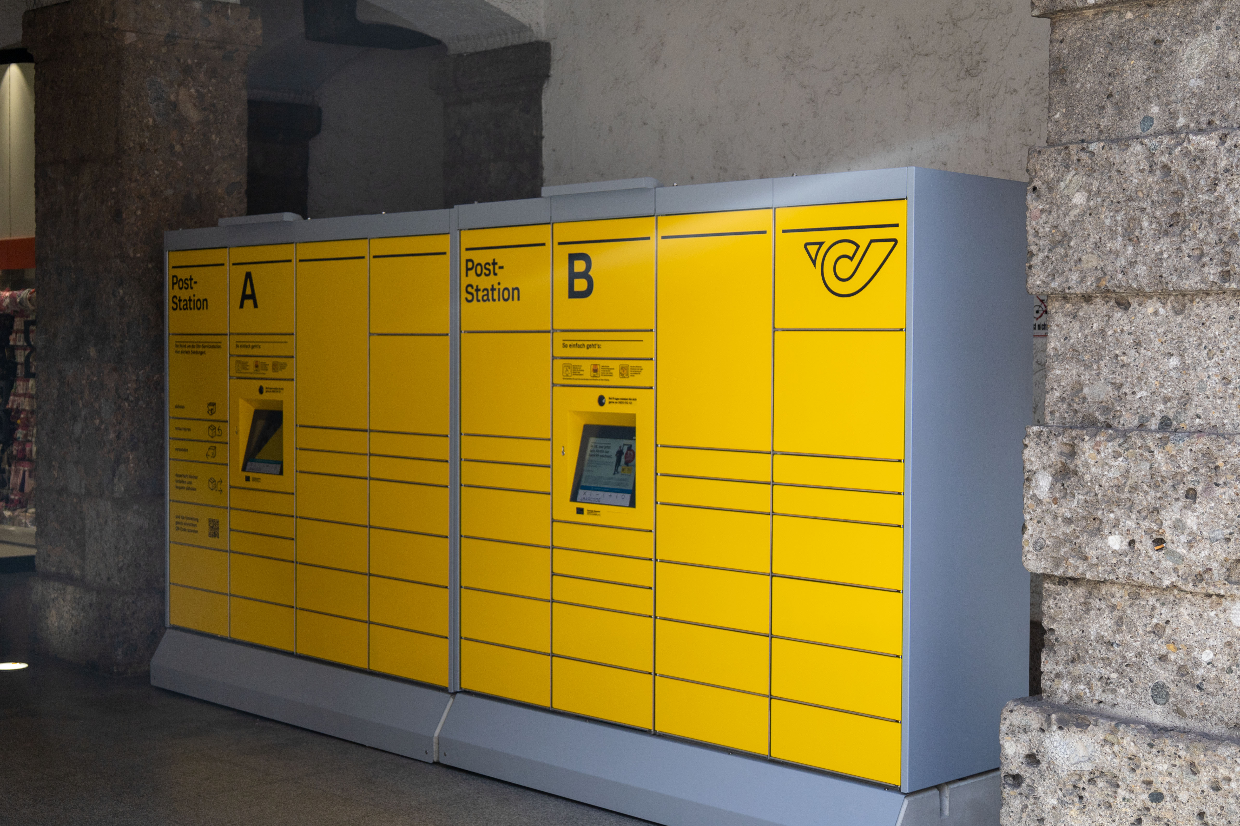 Bürgermeister Johannes Anzengruber (r.) begrüßt den neuen Generaldirektor der Österreichischen Post AG, Walter Oblin (l.) im Innsbrucker Rathaus, wo pünktlich zu Adventbeginn seit kurzem auch Packerl abgeholt werden können: Die neue Paket-Abholstation steht am Rathaus-Eingang Fallmerayerstraße und ist rund um die Uhr für die Innsbrucker Bevölkerung einsatzbereit.