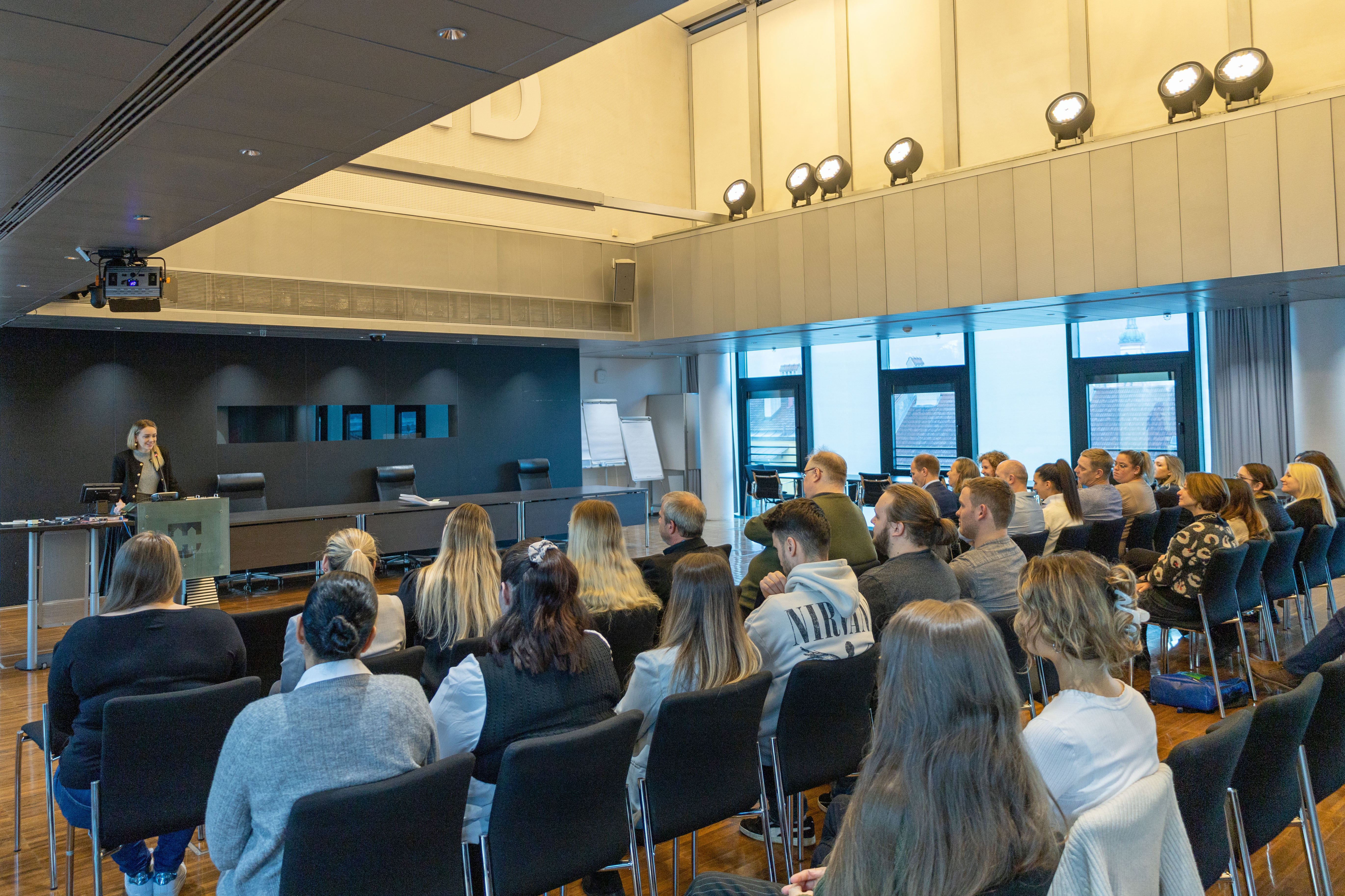 Die Dienstkurse B und C wurden im Herbst 2024 von insgesamt 34 Mitarbeitenden des Innsbrucker Stadtmagistrats erfolgreich abgeschlossen. Bürgermeister Johannes Anzengruber, Magistratsdirektorin Gabriele Herlitschka, Amtsvorständin Milka Peraic-Rasic (Personalwesen) und ZPV-Obfrau Sabine Steffan überreichten die Urkunden zum erfolgreichen Abschluss an die städtischen Bediensteten im Plenarsaal.