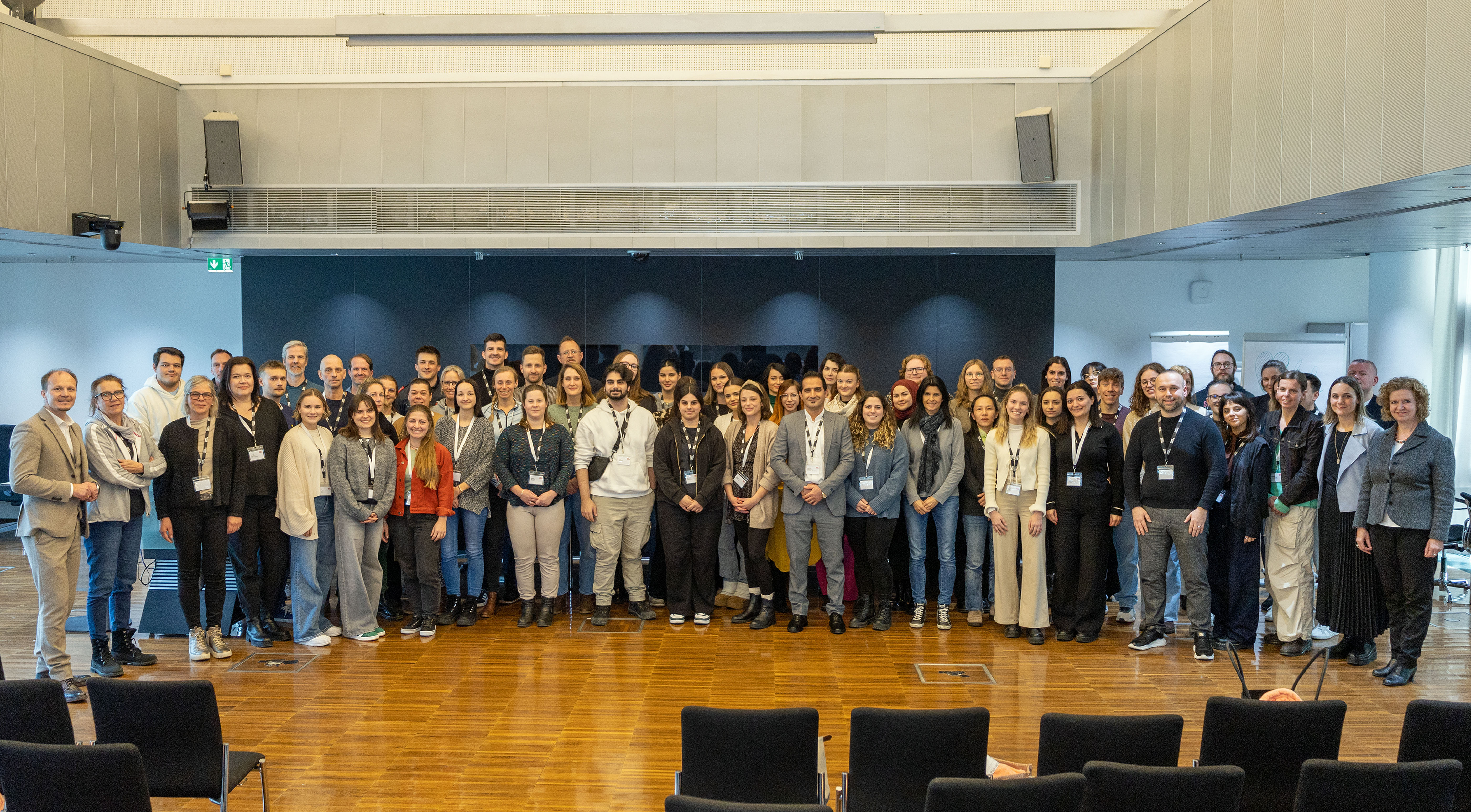 Willkommen bei der Stadt: Auch im Jänner 2025 konnte der Innsbrucker Stadtmagistrat wieder zahlreiche neue Mitarbeitende begrüßen, die am Willkommenstag umfassend zu ihrer künftigen Arbeitsstätte informiert wurden. Bürgermeister Johannes Anzengruber und Magistratsdirektorin Gabriele Herlitschka hießen die neuen Magistratsbediensteten mit Grußworten und einem kleinen Präsent im Namen der Stadt Innsbruck willkommen.