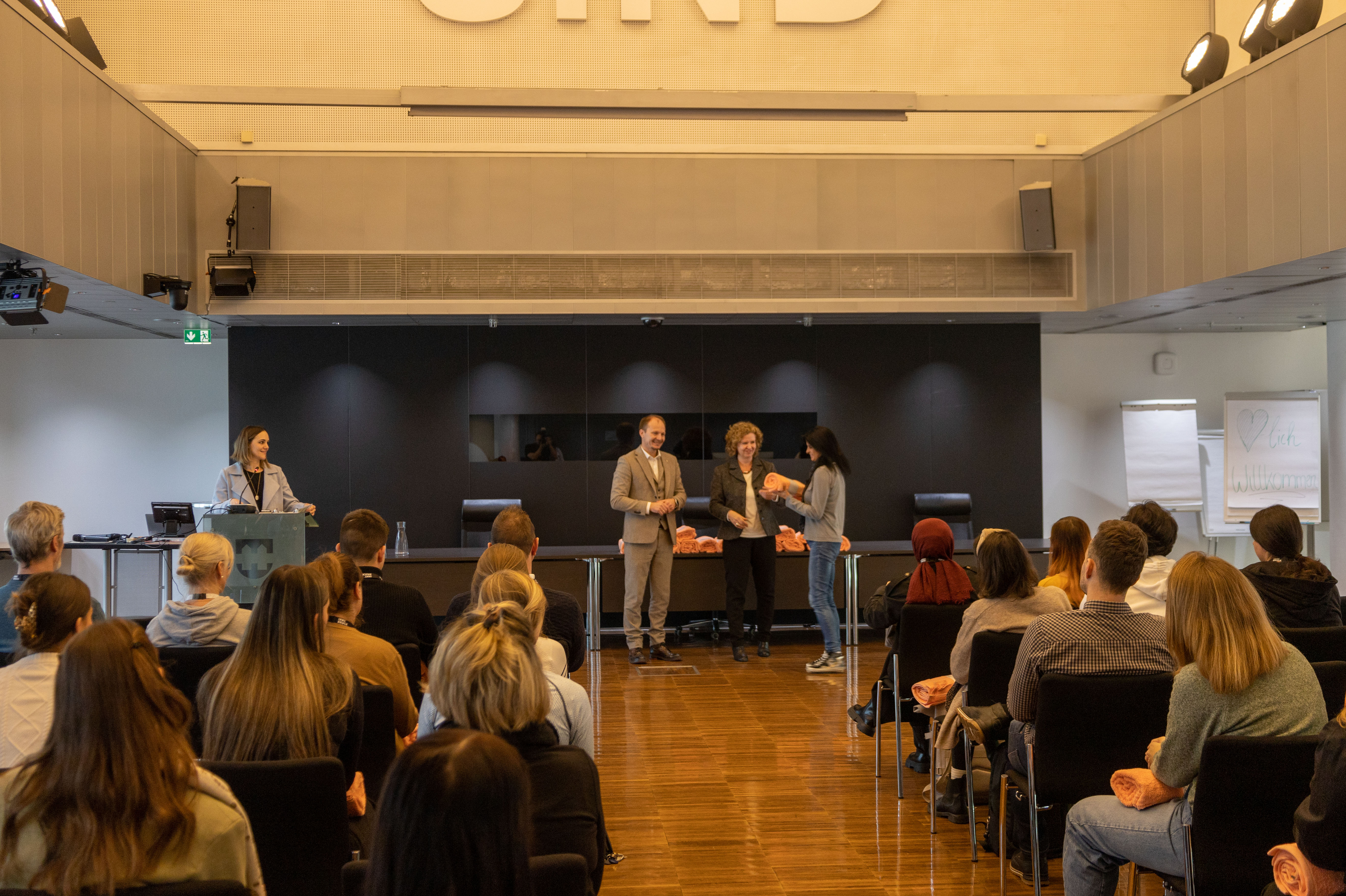 Willkommen bei der Stadt: Auch im Jänner 2025 konnte der Innsbrucker Stadtmagistrat wieder zahlreiche neue Mitarbeitende begrüßen, die am Willkommenstag umfassend zu ihrer künftigen Arbeitsstätte informiert wurden. Bürgermeister Johannes Anzengruber und Magistratsdirektorin Gabriele Herlitschka hießen die neuen Magistratsbediensteten mit Grußworten und einem kleinen Präsent im Namen der Stadt Innsbruck willkommen.