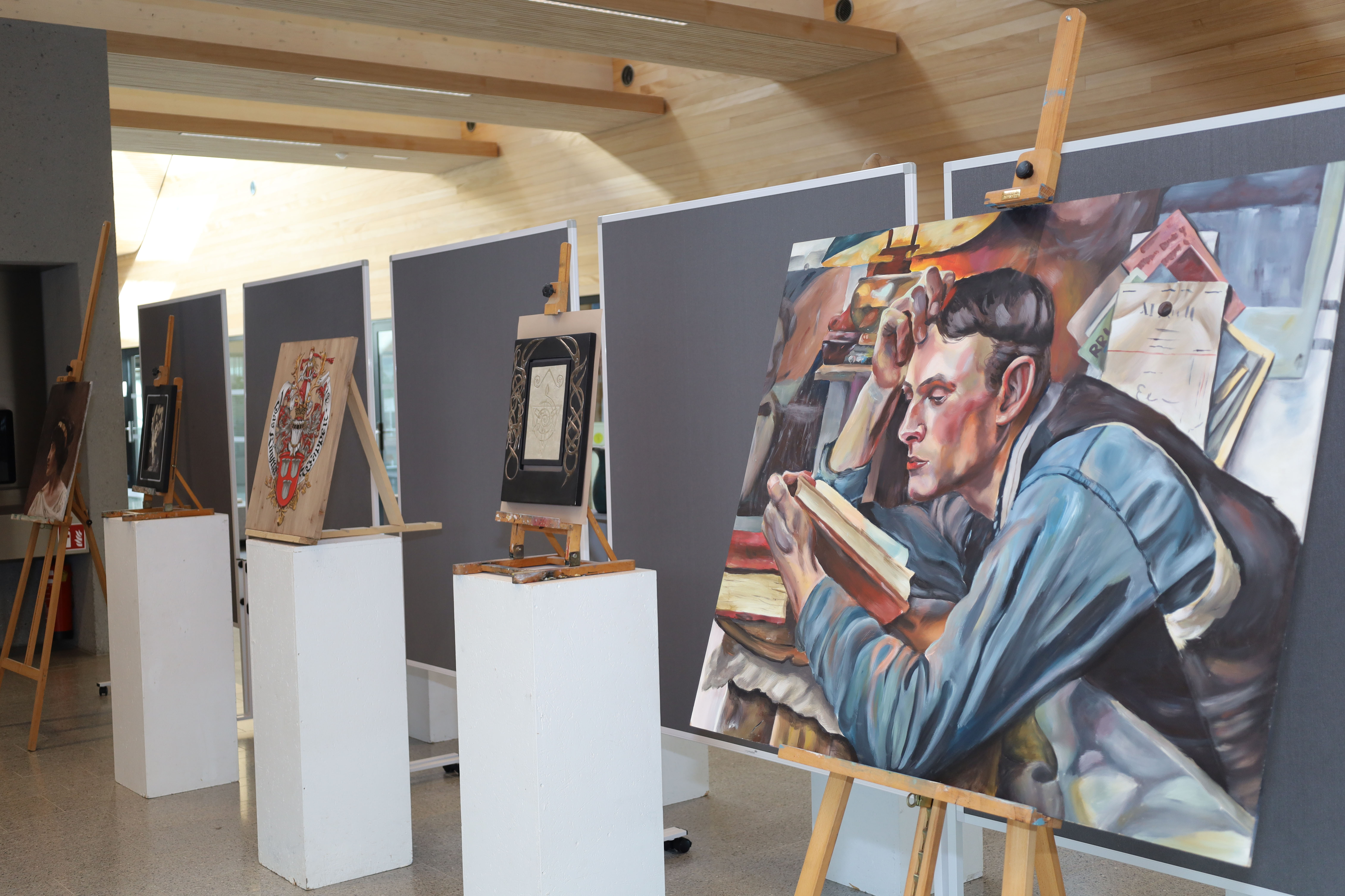 Die Höhere Technische Lehranstalt (HTL) für Bau Informatik Design blickte bei einem Festakt am 31. Jänner auf 140 Jahre Malerei und Bildhauerei und 50 Jahre am Standort Trenkwalderstraße 2 zurück. Neu gegründet wurde 2024 der Zweig Informatik. Bürgermeister Johannes Anzengruber und die für Bildung zuständige Vizebürgermeisterin Elisabeth Mayr gratulierten Direktor Christian Eberl zum Jubiläum und zum neuen Ausbildungszweig, der Abteilung Informatik. Beide betonten den Stellenwert der HTL-Ausbildung durch ihren Praxisbezug und ihre Bedeutung für die Zukunft.
Mehr zur Schule unter www.htl-ibk.at