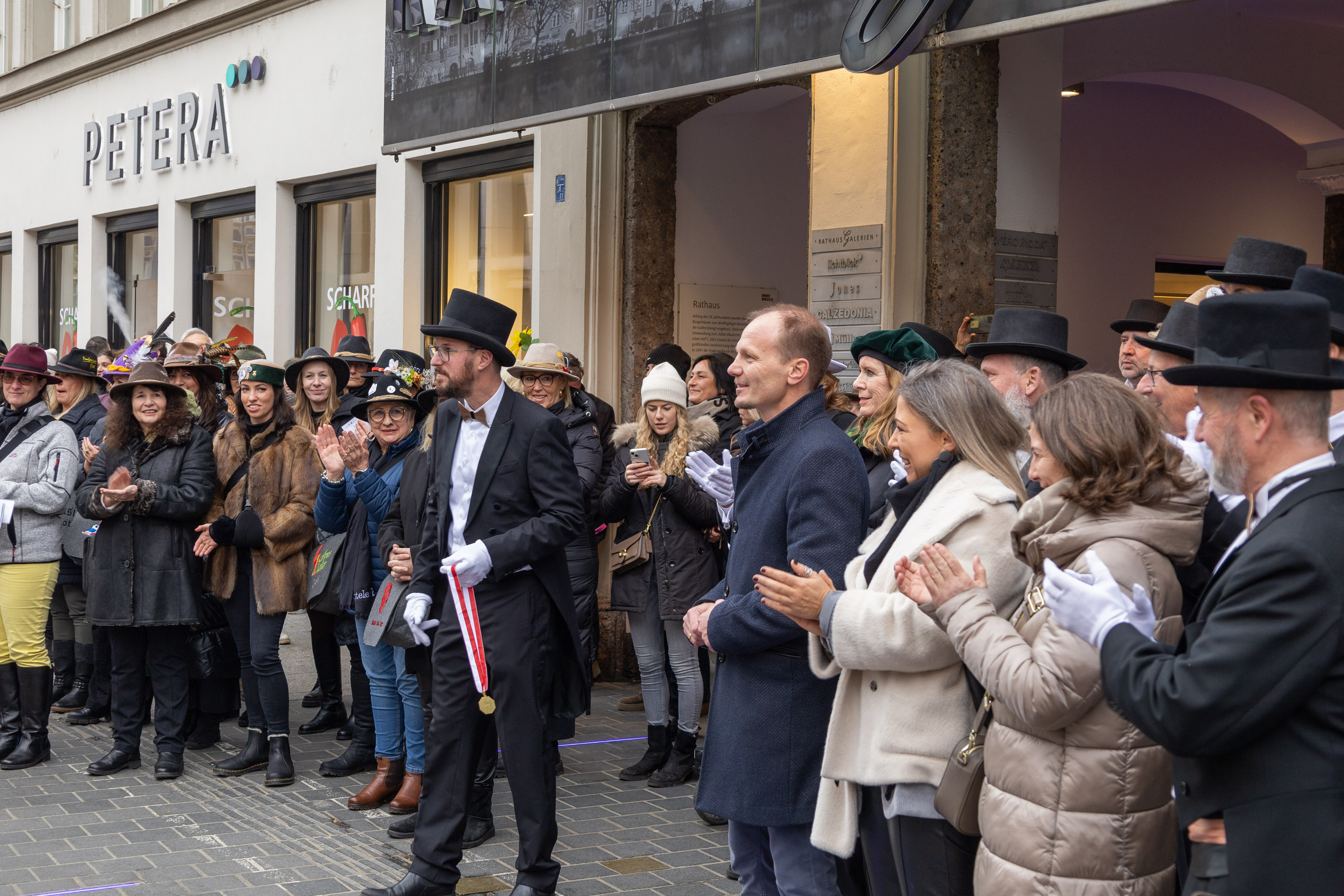 Eine besondere Ehre wurde Bürgermeister Johannes Anzengruber zuteil: Das Fastnachtskomitee des Telfer Schleicherlaufes machte in Begleitung der berittenen Herolde und der Gotl'n dem Innsbrucker Stadtoberhaupt seine Aufwartung. Grund dafür ist die nur alle fünf Jahre stattfindende Schleicherlauf in Telfs. Höhepunkt der Telfer Fasnacht ist der große Umzug, der am Sonntag, 2. Februar, stattfand. Nach der Einladungsverkündung eines Herold überreichte der Telfer Bürgermeister und Fastnachtsobmann Christian Härting dem Innsbrucker Bürgermeister Anzengruber die offizielle Plakette. Im Anschluss wurden die Gäste aus dem Tiroler Oberland ins Rathaus eingeladen. Mehr Information zur Telfer Fastnacht unter: https://www.schleicherlaufen.at/
