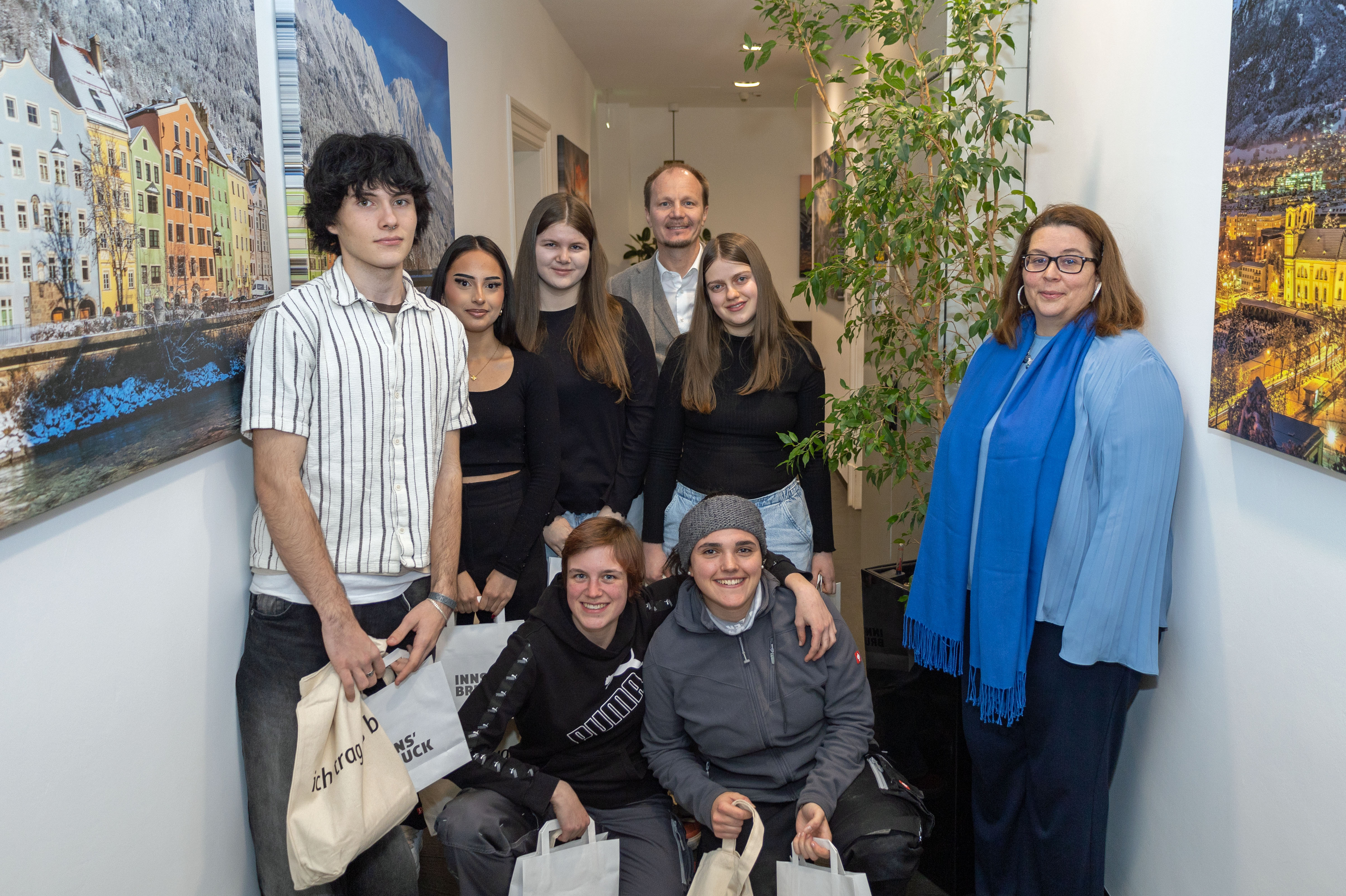Erfolgreicher Abschluss der Berufsschule: Bürgermeister Johannes Anzengruber gratulierte den städtischen Lehrlingen, die die Berufsschule mit gutem oder ausgezeichnetem Erfolg gemeistert haben, persönlich im Innsbrucker Stadtsenats-Sitzungszimmer zu ihren hervorragenden Leistungen.