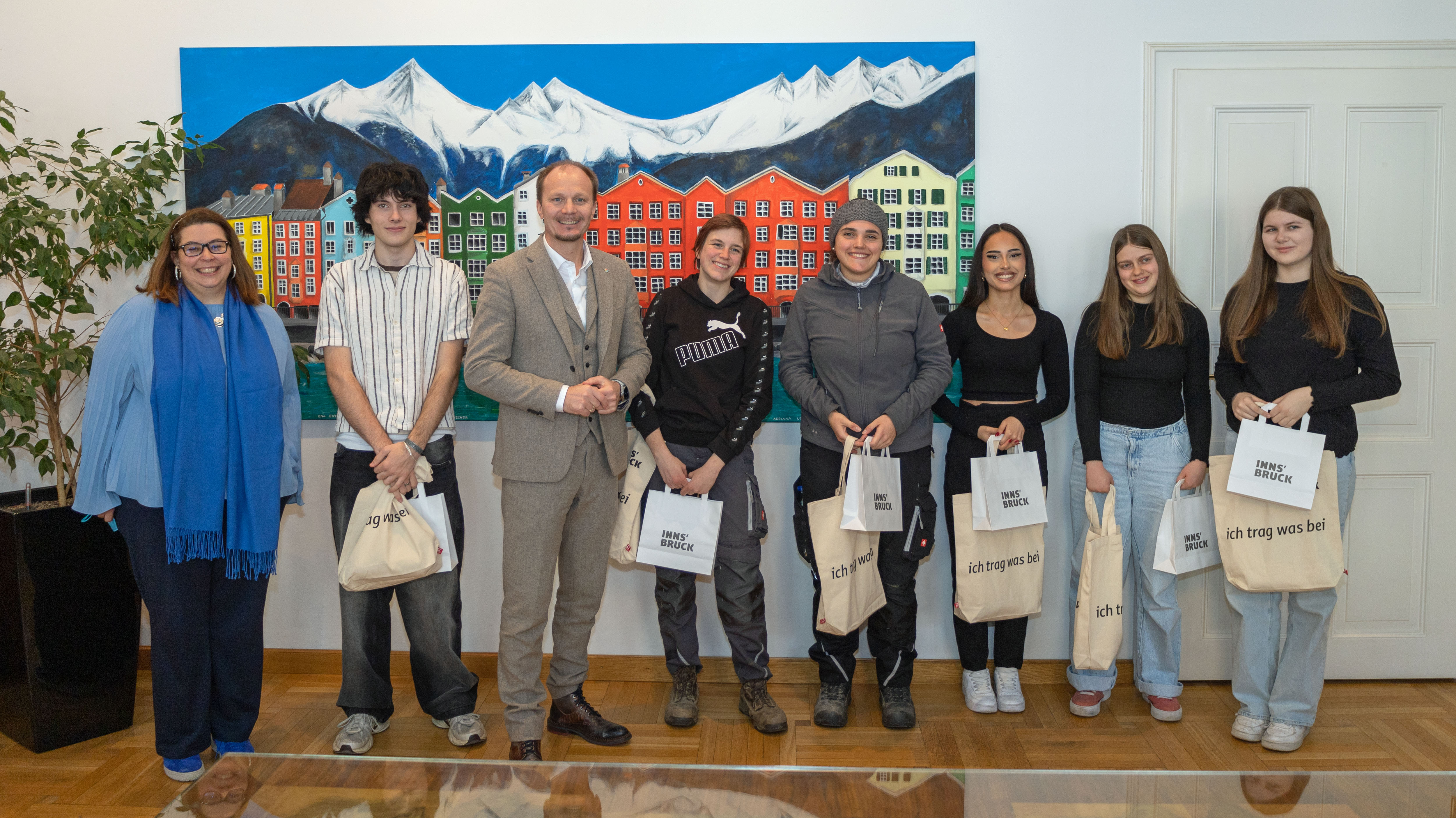Erfolgreicher Abschluss der Berufsschule: Bürgermeister Johannes Anzengruber gratulierte den städtischen Lehrlingen, die die Berufsschule mit gutem oder ausgezeichnetem Erfolg gemeistert haben, persönlich im Innsbrucker Stadtsenats-Sitzungszimmer zu ihren hervorragenden Leistungen.