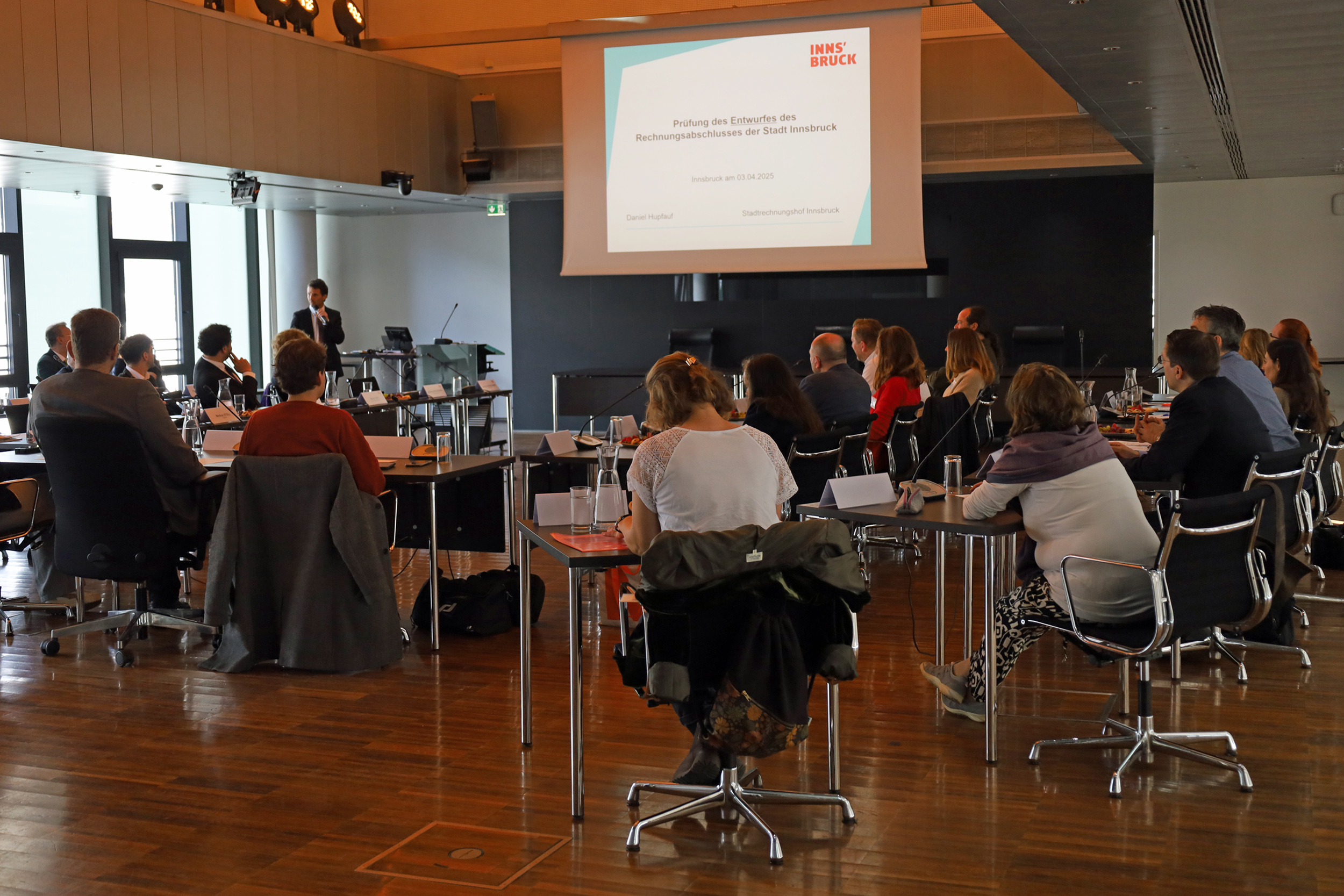 Kürzlich besuchte eine Delegation der Geschäftsprüfungskommission Zürich die Tiroler Landeshauptstadt. Die BesucherInnen aus der Schweiz tauschten sich unter anderem mit dem städtischen Kontrollausschuss unter Vorsitz von Gemeinderat Mesut Onay aus. Auch Bürgermeister Johannes Anzengruber und Magistratsdirektorin Gabriele Herlitschka wohnten der Tagung im Innsbrucker Rathaus gemeinsam mit städtischen VertreterInnen bei.