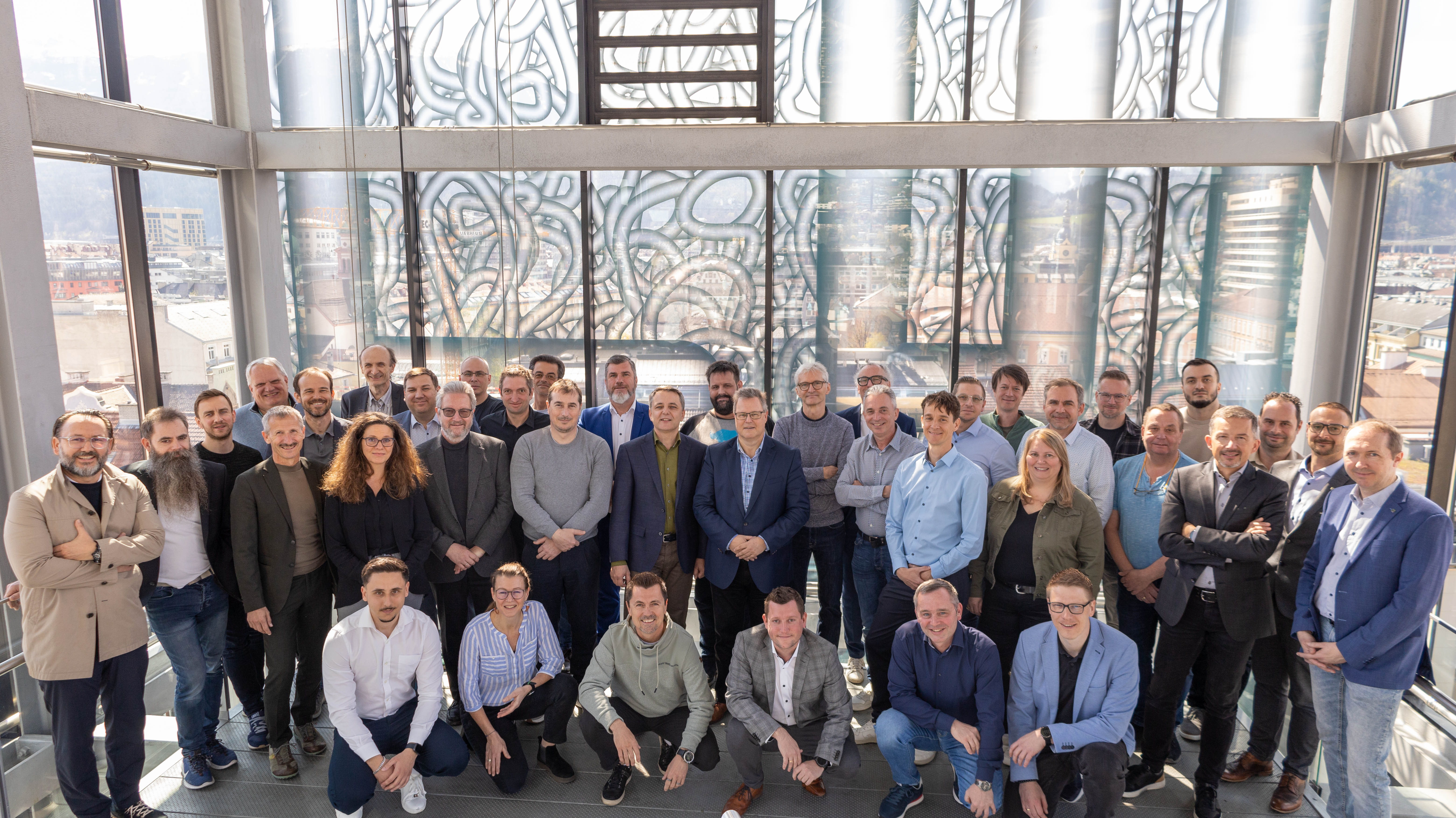 Am 8. und 9. April 2025 tagte in Innsbruck der 93. Fachausschuss für Informationstechnologie und Digitalisierung des Österreichischen Städtebundes. Rund 40 IT-LeiterInnen und Fachkräfte aus ganz Österreich diskutierten aktuelle Entwicklungen – darunter der AI Act und der KI-Einsatz in der öffentlichen Verwaltung. Weitere Schwerpunkte waren die elektronische Rechnungszustellung mit KI-Unterstützung sowie digitale Lösungen im Bereich Mobilitätsdaten. Organisiert wurde der Ausschuss vom Österreichischen Städtebund, Fachgruppe IT-Kommunikation. Der Österreichische Städtebund ist die kommunale Interessensvertretung von insgesamt 260 Städten und größeren Gemeinden und bietet seinen Fachausschüssen eine wichtige Kommunikationsplattform für regionalpolitische Angelegenheiten in den unterschiedlichen Bereichen. Der Verein wurde am 24. September 1915 gegründet. Neben Wien und den Landeshauptstädten sind praktisch alle Gemeinden mit mehr als 10.000 EinwohnerInnen Mitglieder.