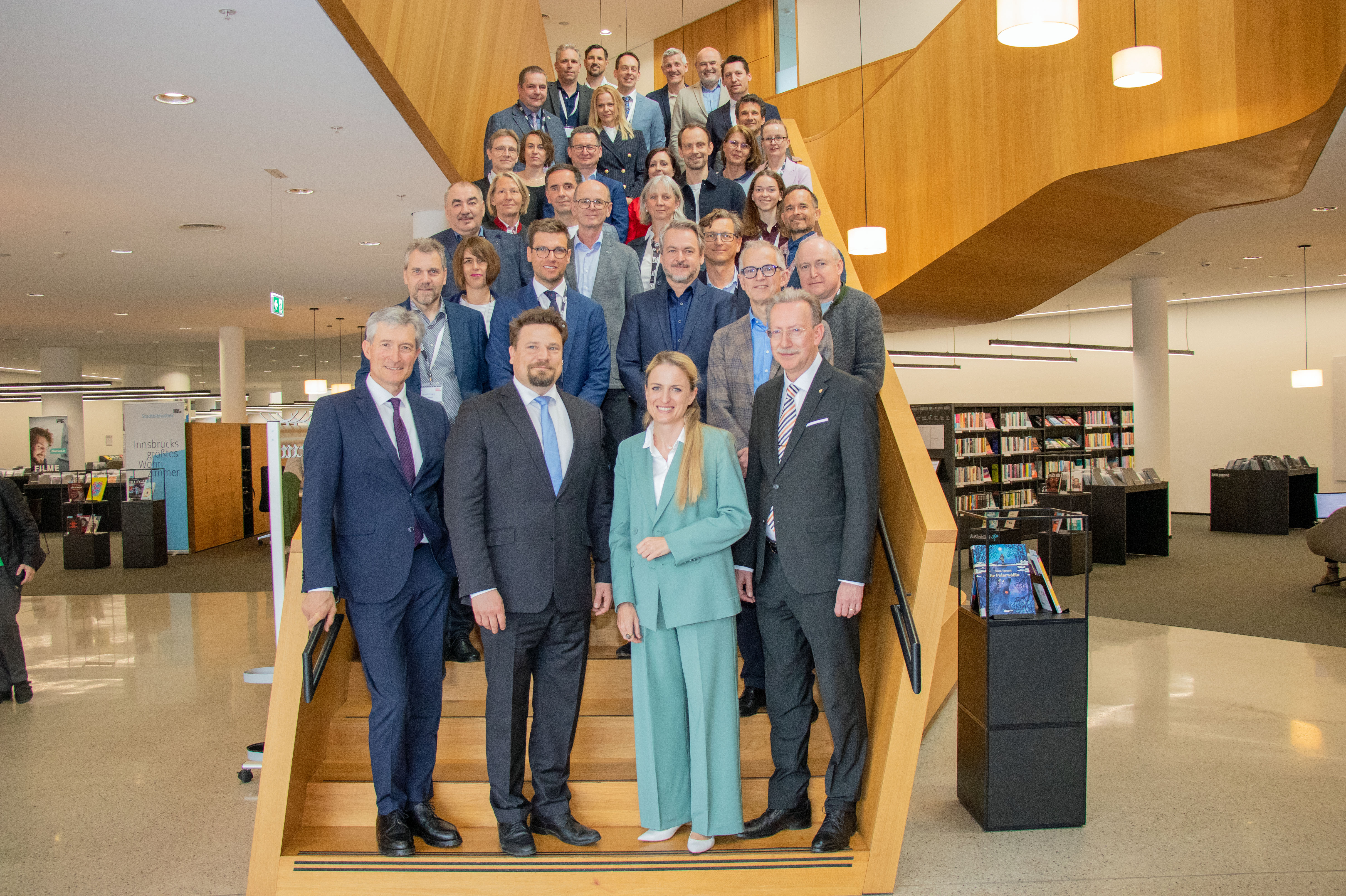 Der Kontrollamtsdirektor der Stadt Innsbruck, Hans Fankhauser (r.) freute sich mit seinem Team über besonderen Besuch: Kontrollamts-KollegInnen aus ganz Österreich waren in Innsbruck für die 139. Tagung des Fachausschusses für Kontrollamtsangelegenheiten des österreichischen Städtebunds vor Ort, um sich auszutauschen. In der Innsbrucker Stadtbibliothek wurden mehrere Vorträge mit anschließender Diskussion zu Fachthemen abgehalten, auch ein gemeinsamer Besuch der Bergisel-Schanze und weiterer Innsbrucker Sehenswürdigkeiten war Teil des Programms.