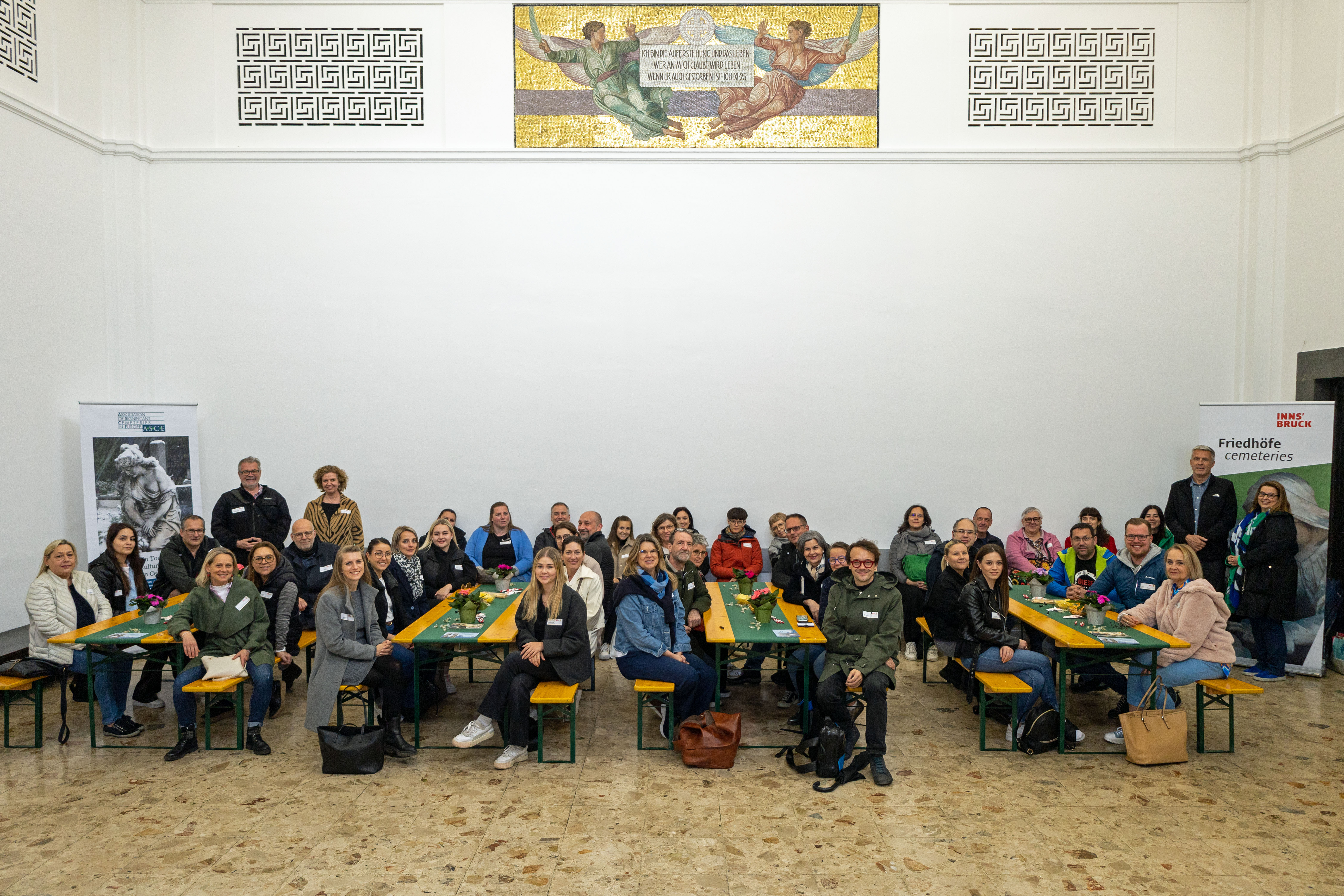 In zahlreichen Ämtern führt der Stadtmagistrat Innsbruck Lehrlinge an verschiedene Berufe heran. Dafür bedarf es kompetenter AusbilderInnen - die sich am Innsbrucker Westfriedhof mit ihren KollegInnen zum heuer zweiten Stammtisch des Ausbilderforums Tirol, einer Initiative von Land Tirol, Arbeiterkammer, Wirtschaftskammer und ÖGB, zusammenfanden. Dort wurden die TeilnehmerInnen von Magistratsdirektorin Gabriele Herlitschka begrüßt, bevor sie Referent Alexander Legniti (Friedhöfe) auf eine Reise durch den Westfriedhof mitnahm, die sich insbesondere “Kunst, Natur, Leit‘ und G’schichten” widmete. Im Anschluss hielt die städtische Lehrlingsbeauftragte Sabine Floßmann einen Impulsvortrag zur Lehrlingsausbildung im Innsbrucker Magistrat.