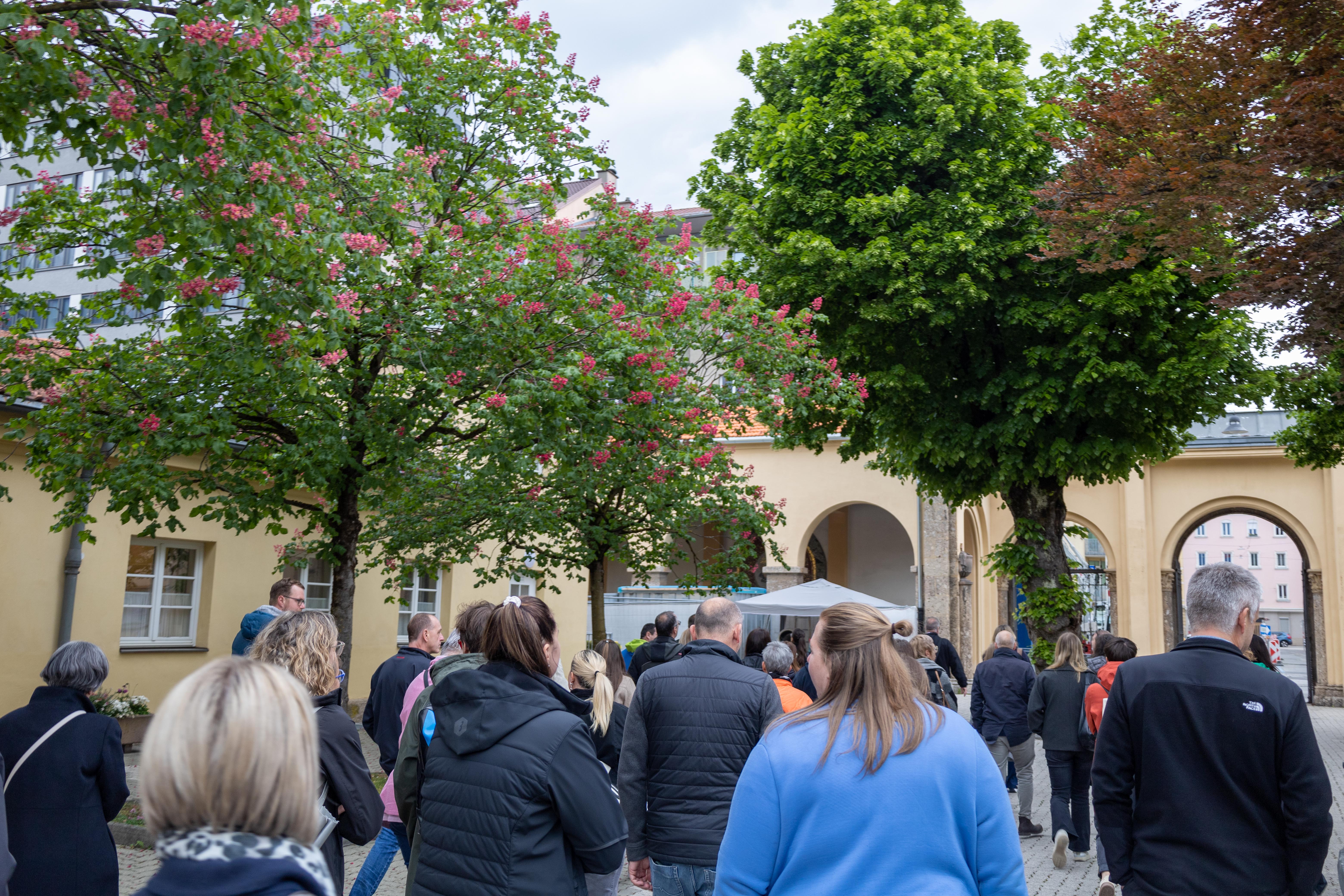 In zahlreichen Ämtern führt der Stadtmagistrat Innsbruck Lehrlinge an verschiedene Berufe heran. Dafür bedarf es kompetenter AusbilderInnen - die sich am Innsbrucker Westfriedhof mit ihren KollegInnen zum heuer zweiten Stammtisch des Ausbilderforums Tirol, einer Initiative von Land Tirol, Arbeiterkammer, Wirtschaftskammer und ÖGB, zusammenfanden. Dort wurden die TeilnehmerInnen von Magistratsdirektorin Gabriele Herlitschka begrüßt, bevor sie Referent Alexander Legniti (Friedhöfe) auf eine Reise durch den Westfriedhof mitnahm, die sich insbesondere “Kunst, Natur, Leit‘ und G’schichten” widmete. Im Anschluss hielt die städtische Lehrlingsbeauftragte Sabine Floßmann einen Impulsvortrag zur Lehrlingsausbildung im Innsbrucker Magistrat.