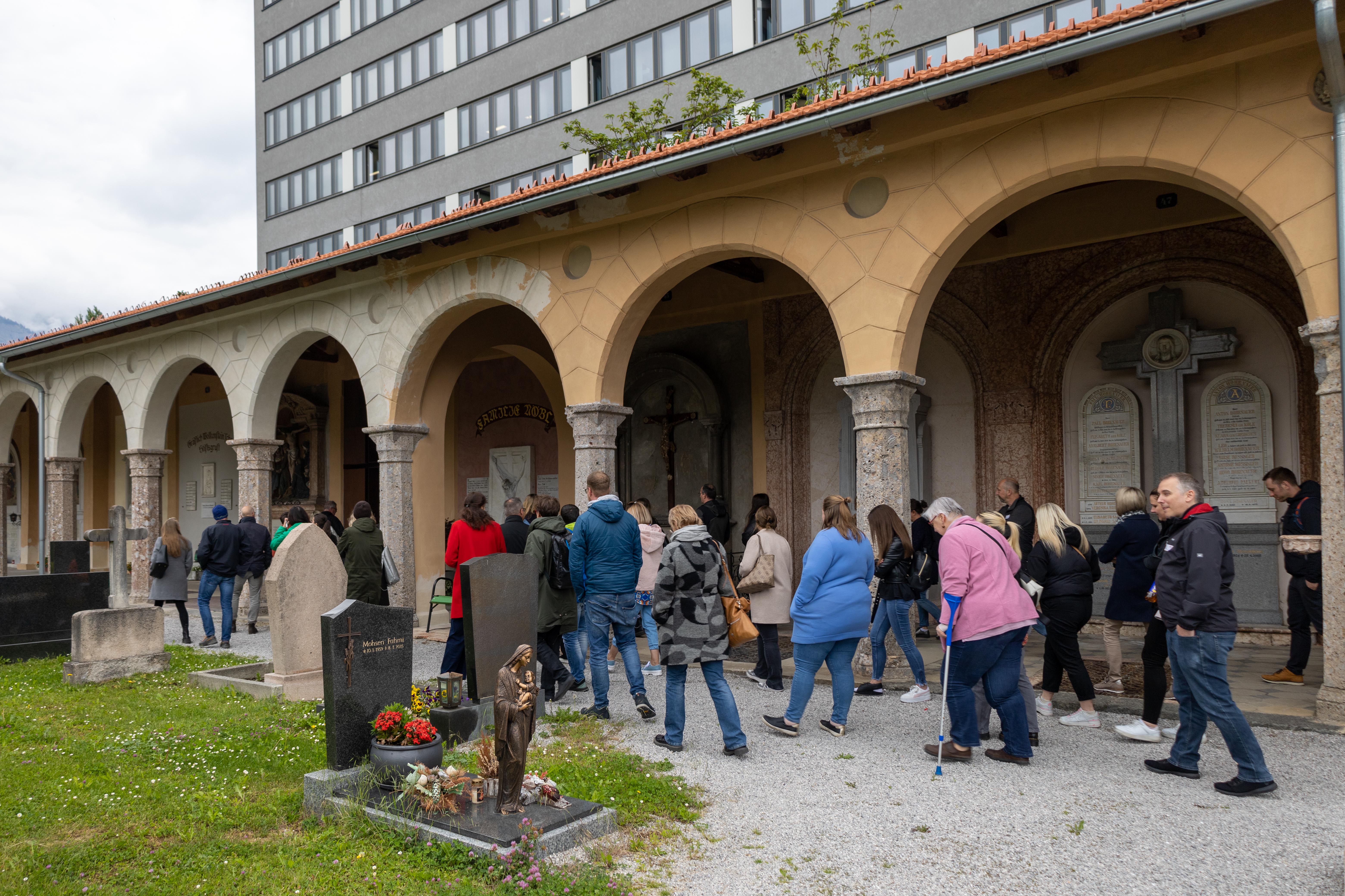In zahlreichen Ämtern führt der Stadtmagistrat Innsbruck Lehrlinge an verschiedene Berufe heran. Dafür bedarf es kompetenter AusbilderInnen - die sich am Innsbrucker Westfriedhof mit ihren KollegInnen zum heuer zweiten Stammtisch des Ausbilderforums Tirol, einer Initiative von Land Tirol, Arbeiterkammer, Wirtschaftskammer und ÖGB, zusammenfanden. Dort wurden die TeilnehmerInnen von Magistratsdirektorin Gabriele Herlitschka begrüßt, bevor sie Referent Alexander Legniti (Friedhöfe) auf eine Reise durch den Westfriedhof mitnahm, die sich insbesondere “Kunst, Natur, Leit‘ und G’schichten” widmete. Im Anschluss hielt die städtische Lehrlingsbeauftragte Sabine Floßmann einen Impulsvortrag zur Lehrlingsausbildung im Innsbrucker Magistrat.