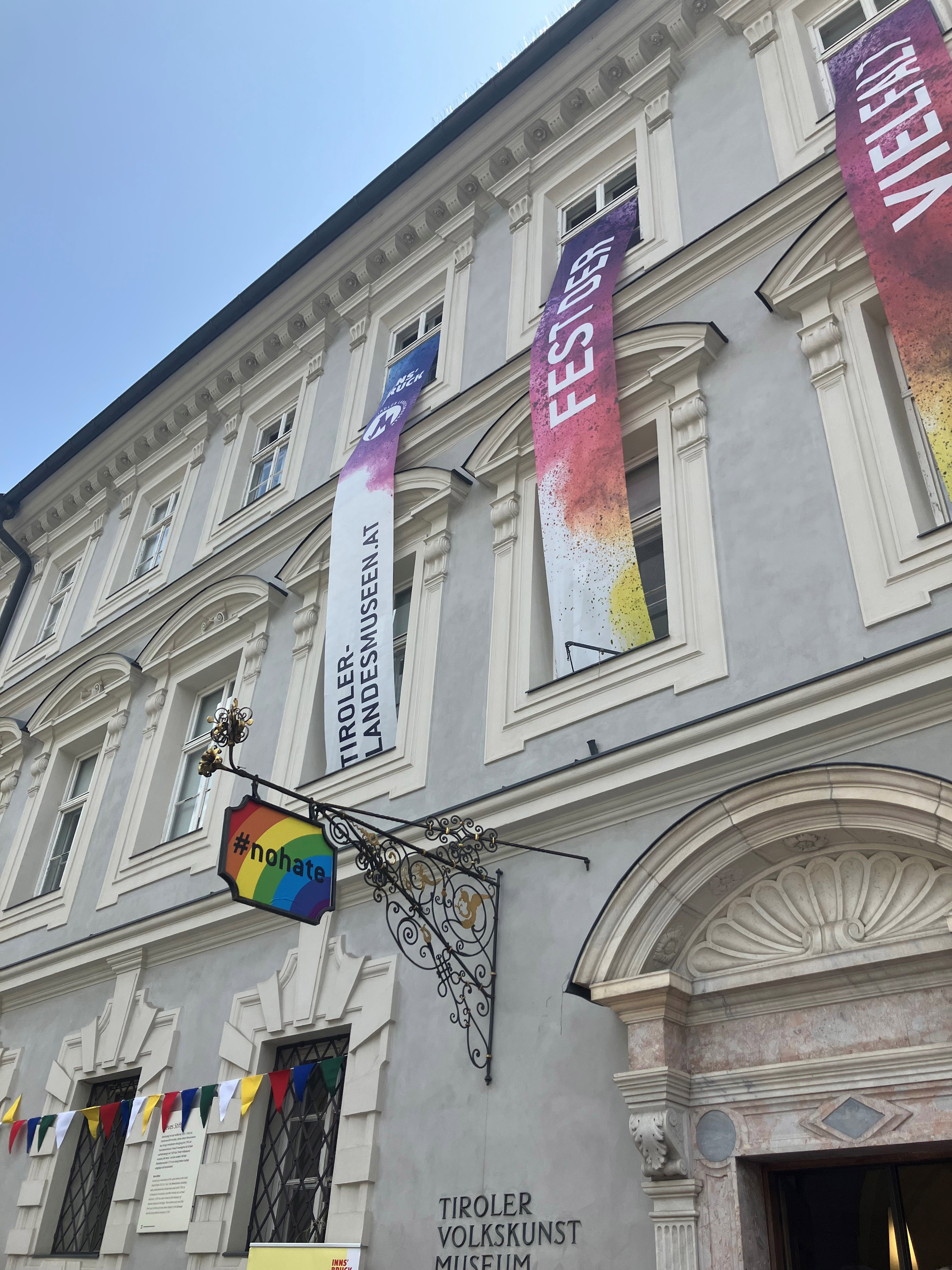 Das Fest der Vielfalt lockte am 14. Juni wieder zahlreiche Interessierte in den Innenhof des Tiroler Volkskunstmuseums. Es war ein Fest für Innsbruckerinnen und Innsbrucker aus vielen Nationen, die sich begegneten, austauschten und das Miteinander feierten. Seit 2013 ist das „Fest der Vielfalt“ eines von zahlreichen Angeboten der städtischen Integrationsstelle, die für Themen der Zuwanderung sensibilisiert sowie Projekte im Sinne von Teilhabe und Gleichberechtigung umsetzt. Im letzten Bild v.l.: Katharina Walter (Kulturvermittlung Tiroler Landesmuseen), Nicola Köfler (Integrationsstelle Stadt Innsbruck), Wolfgang Andexlinger (Amtsvorstand Stadtplanung, Mobilität und Integration) und "Programmansager" Markus Pinter (c) TLM/G. Tamerl