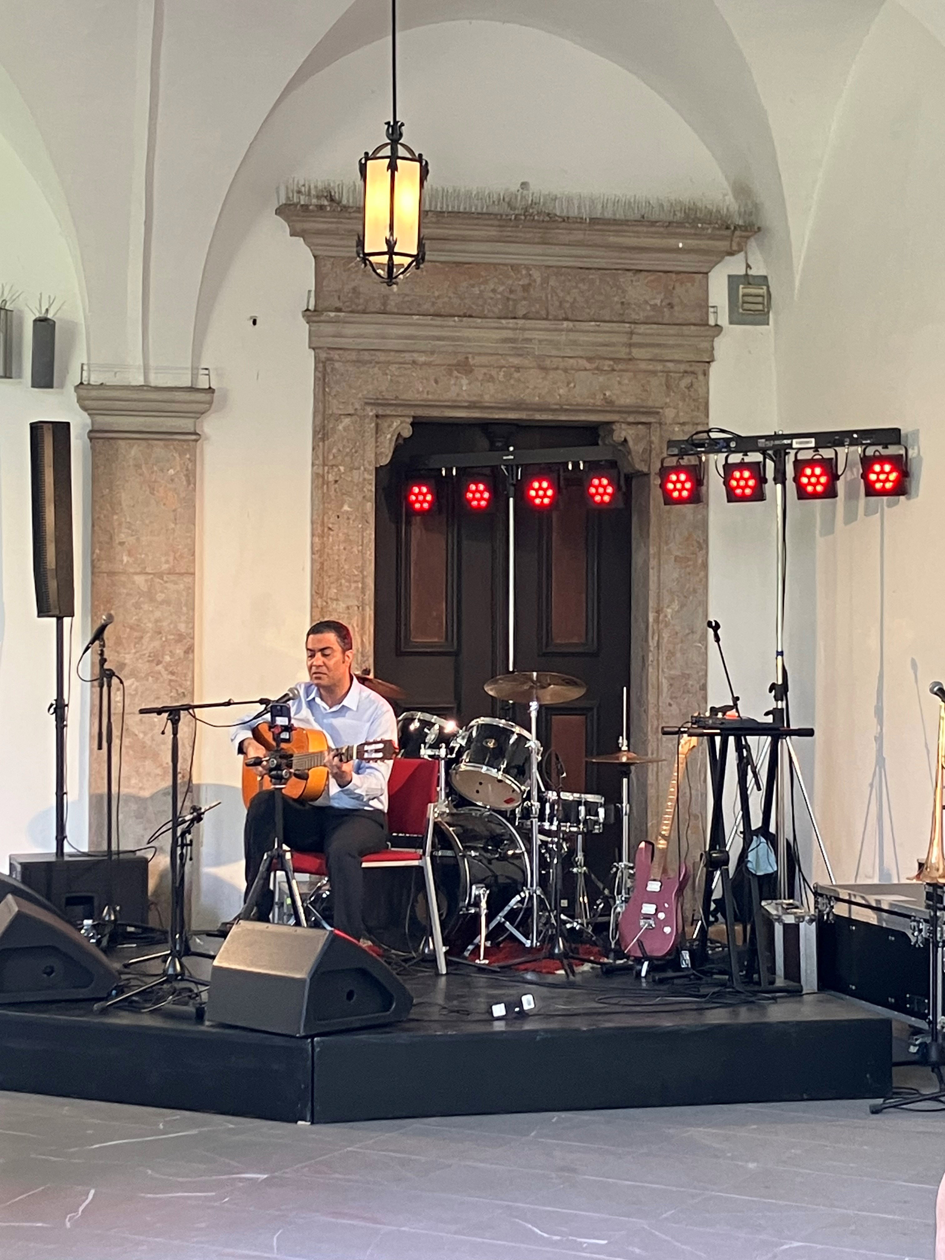 Das Fest der Vielfalt lockte am 14. Juni wieder zahlreiche Interessierte in den Innenhof des Tiroler Volkskunstmuseums. Es war ein Fest für Innsbruckerinnen und Innsbrucker aus vielen Nationen, die sich begegneten, austauschten und das Miteinander feierten. Seit 2013 ist das „Fest der Vielfalt“ eines von zahlreichen Angeboten der städtischen Integrationsstelle, die für Themen der Zuwanderung sensibilisiert sowie Projekte im Sinne von Teilhabe und Gleichberechtigung umsetzt. Im letzten Bild v.l.: Katharina Walter (Kulturvermittlung Tiroler Landesmuseen), Nicola Köfler (Integrationsstelle Stadt Innsbruck), Wolfgang Andexlinger (Amtsvorstand Stadtplanung, Mobilität und Integration) und "Programmansager" Markus Pinter (c) TLM/G. Tamerl