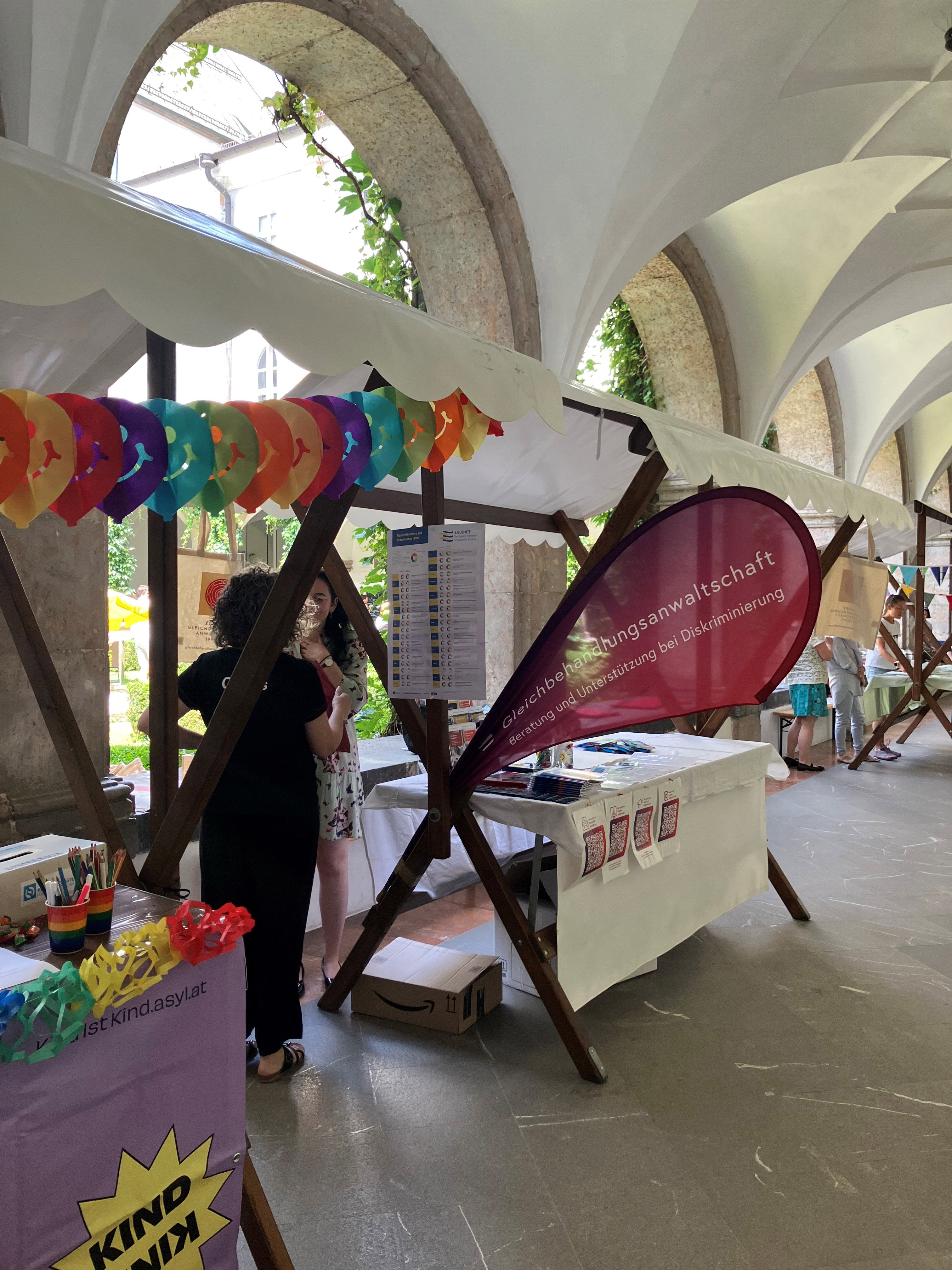 Das Fest der Vielfalt lockte am 14. Juni wieder zahlreiche Interessierte in den Innenhof des Tiroler Volkskunstmuseums. Es war ein Fest für Innsbruckerinnen und Innsbrucker aus vielen Nationen, die sich begegneten, austauschten und das Miteinander feierten. Seit 2013 ist das „Fest der Vielfalt“ eines von zahlreichen Angeboten der städtischen Integrationsstelle, die für Themen der Zuwanderung sensibilisiert sowie Projekte im Sinne von Teilhabe und Gleichberechtigung umsetzt. Im letzten Bild v.l.: Katharina Walter (Kulturvermittlung Tiroler Landesmuseen), Nicola Köfler (Integrationsstelle Stadt Innsbruck), Wolfgang Andexlinger (Amtsvorstand Stadtplanung, Mobilität und Integration) und "Programmansager" Markus Pinter (c) TLM/G. Tamerl