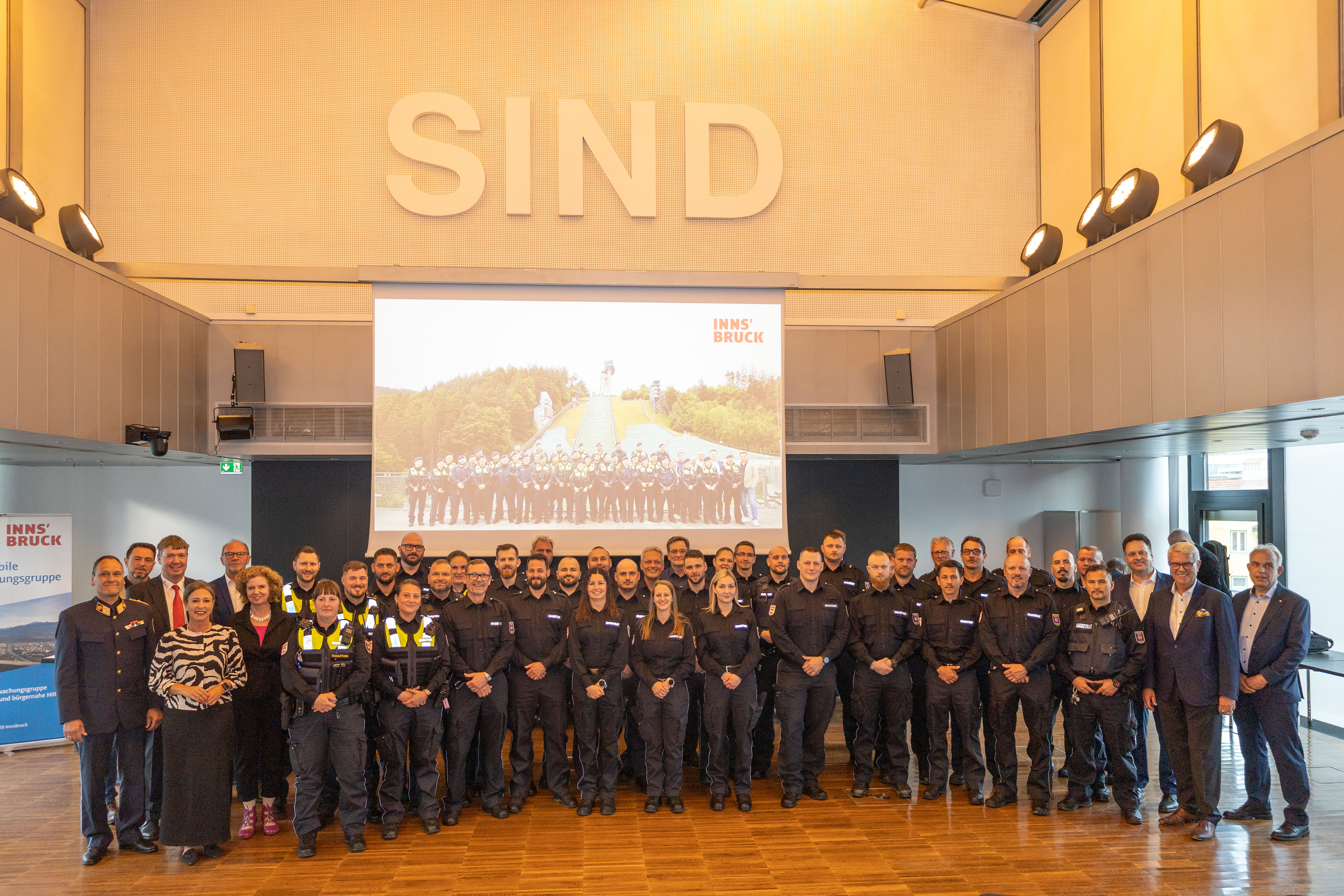 Die städtische MÜG (Mobile Überwachungsgruppe) konnte heuer ihren 20. Geburtstag feiern. Zum Festakt im Plenarsaal des Rathauses gratulierten Bürgermeister Johannes Anzengruber, Stadträtin Mariella Lutz, Magistratsdirektorin Gabriele Herlitschka und zahlreiche VertreterInnen der Innsbrucker Einsatzorganisationen der mittlerweile 50-köpfigen Truppe um Referatsleiter Thomas Koland und Amtsvorstand Christian Schneider (Allgemeine Sicherheit und Veranstaltung). Auch der langjährige Amtsvorstand Elmar Rizzoli (Leiter Krisen- und Katastrophenmanagement Land Tirol), unter dessen Leitung die MÜG aufgebaut wurde, gratulierte herzlich. Seit 2005 ist die MÜG in Innsbruck unterwegs und kümmert sich um Verparkungen, Lärmbelästigungen, Vorfälle mit Tieren und weitere Aufgaben im Stadtgebiet.