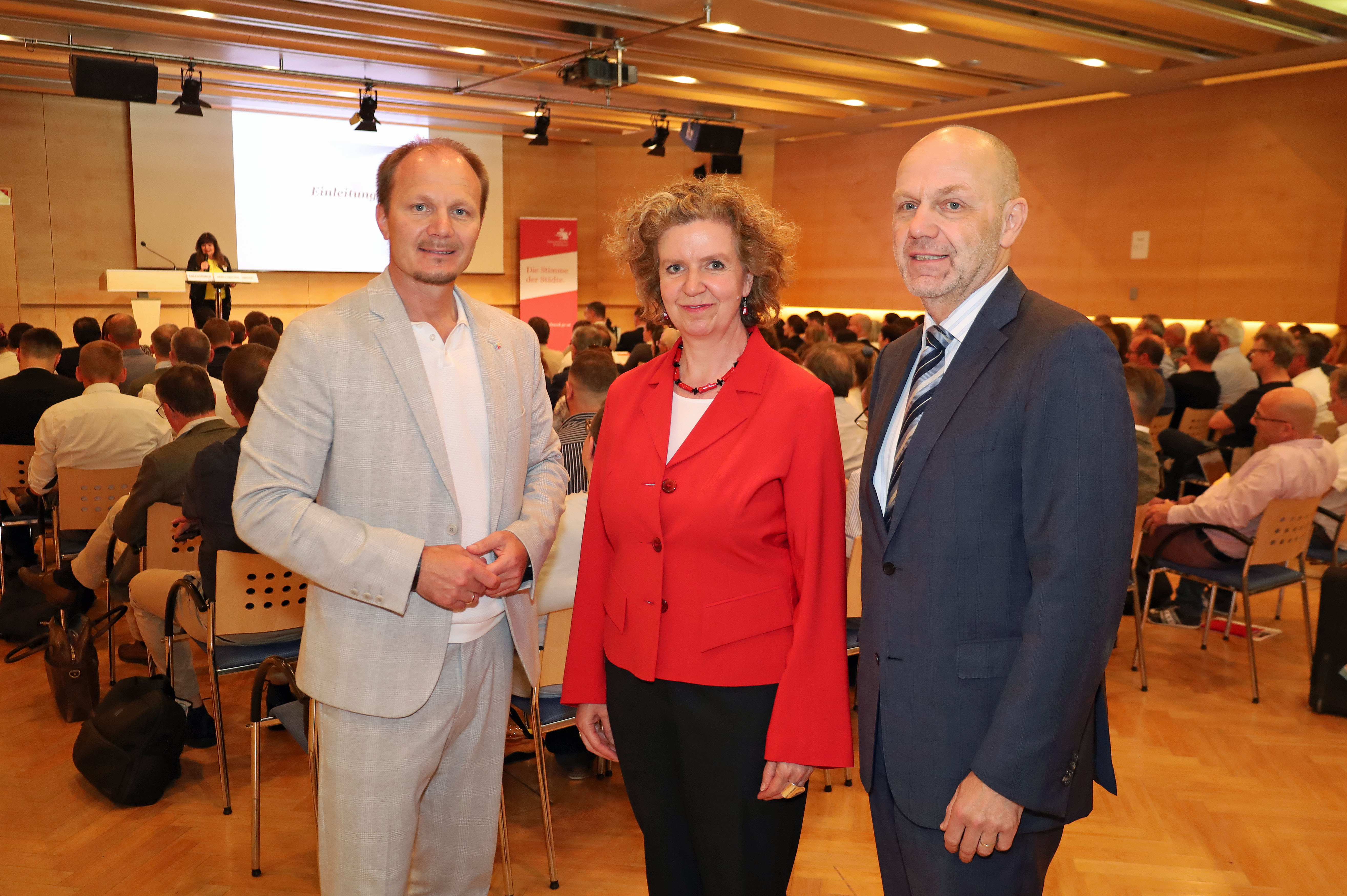 Am 17. und 18. Juni stand bei der Jahrestagung der öffentlichen Datenschutzbeauftragten in Innsbruck der Datenschutz im Fokus: Der Umgang mit der Datenschutzgrundverordnung (DSGVO) in Zeiten von Künstlicher Intelligenz, Entscheidungen der Datenschutzbehörde und des Bundesverwaltungsgerichts (BVwG), der Leitfaden der Datenschutzbehörde zum Informationsfreiheitsgesetz und die neue KI-Servicestelle der RTR-GmbH. Organisiert wurde die Tagung vom Österreichischen Städtebund, der Datenschutzbehörde und dem Bundeskanzleramt. Im Bild: Bürgermeister Johannes Anzengruber, Magistratsdirektorin Gabriele Herlitschka und Städtebund-Generalsekretär Thomas Weninger.